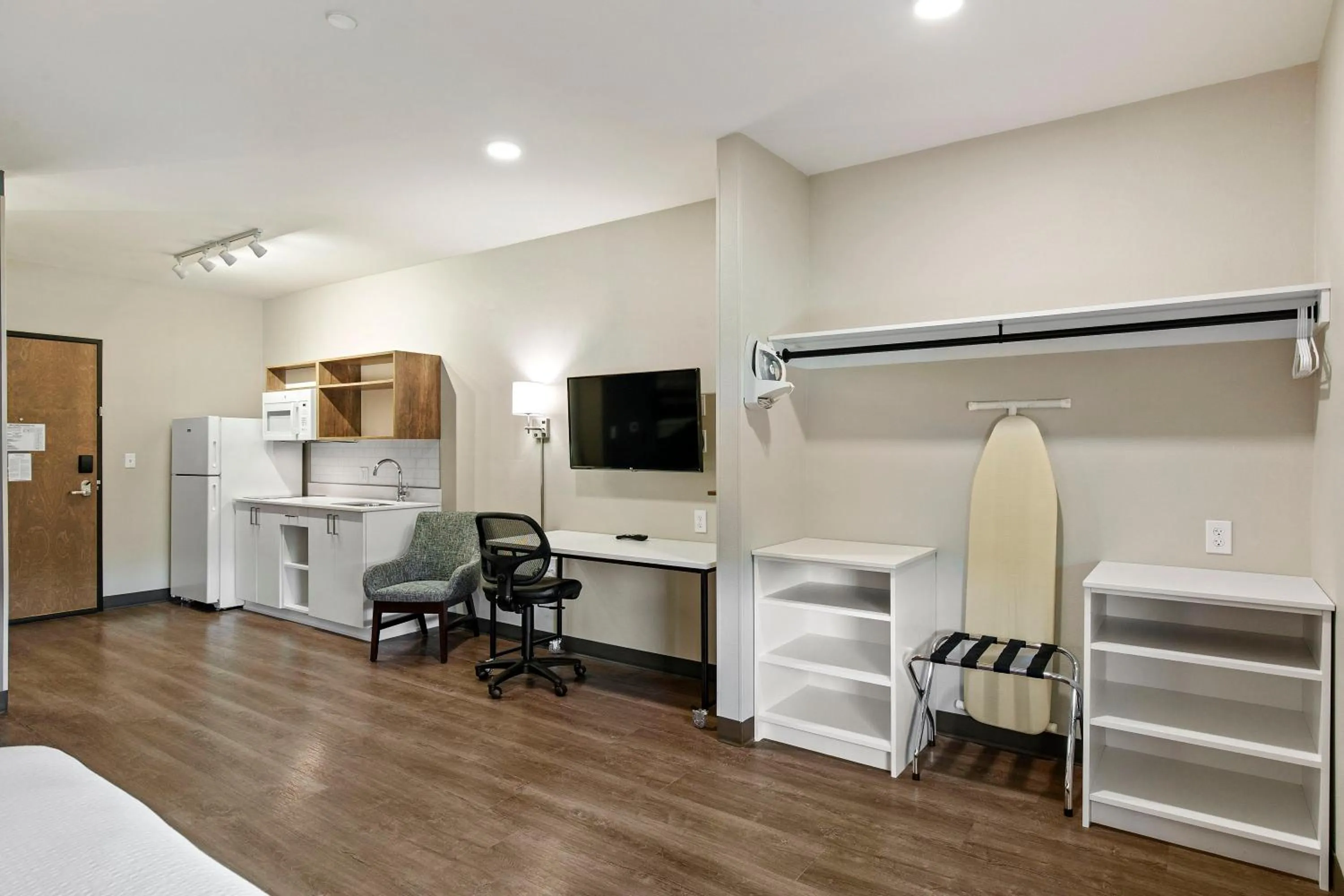 Kitchen or kitchenette in Extended Stay America Premier Suites - Tampa - Fairgrounds - Casino