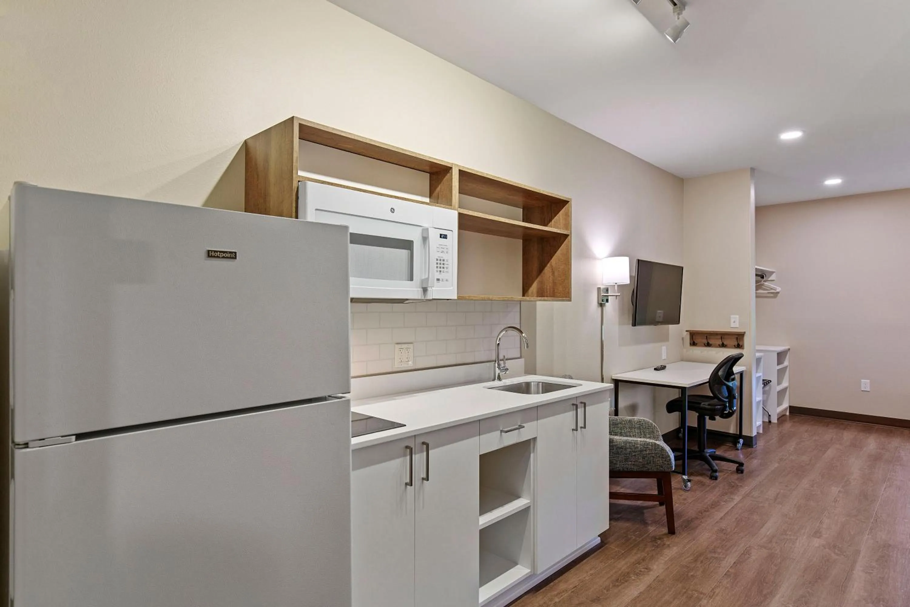 Kitchen or kitchenette in Extended Stay America Premier Suites - Tampa - Fairgrounds - Casino