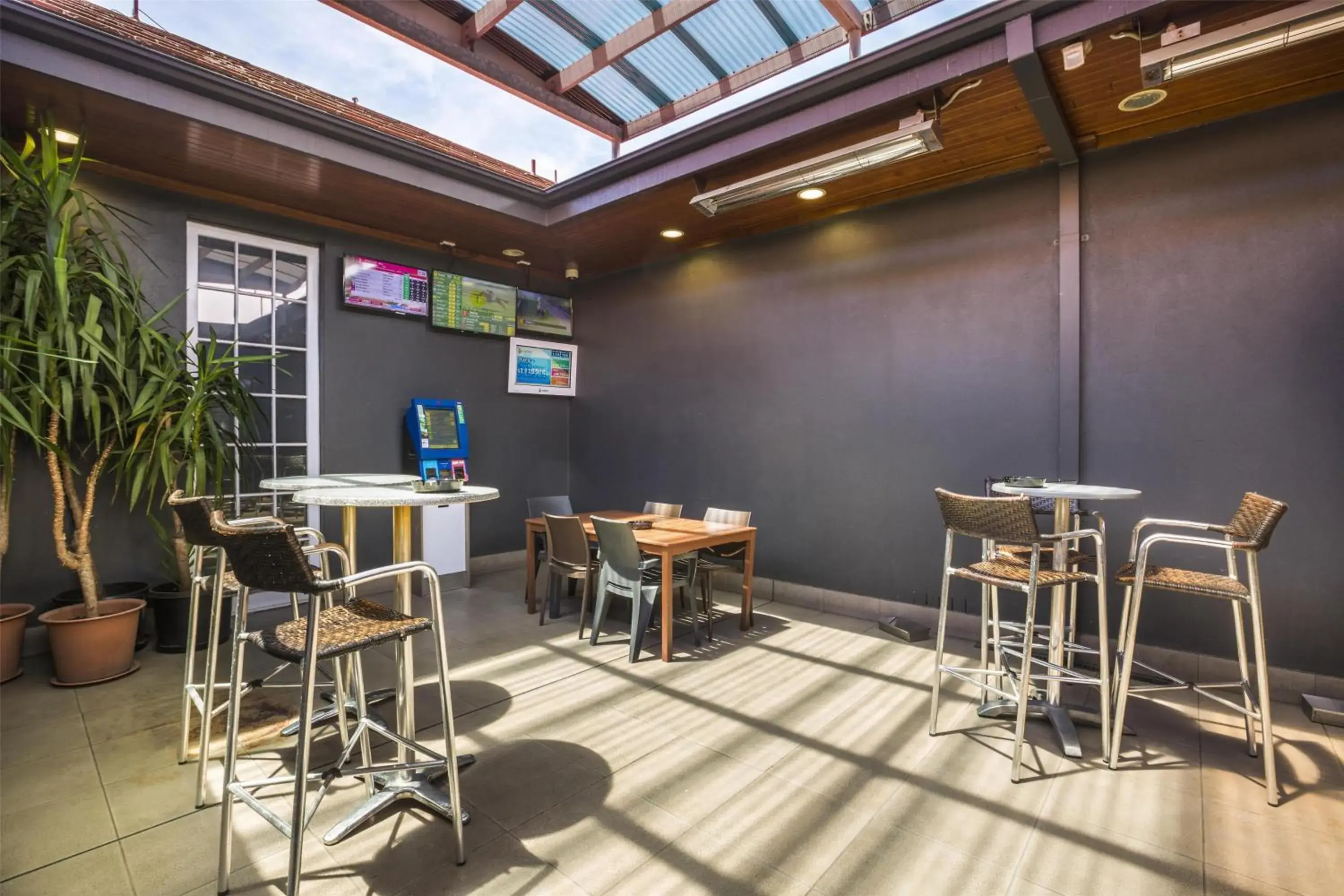 Food and drinks in Nightcap at Sylvania Hotel Food and drinks in Nightcap at Sylvania Hotel