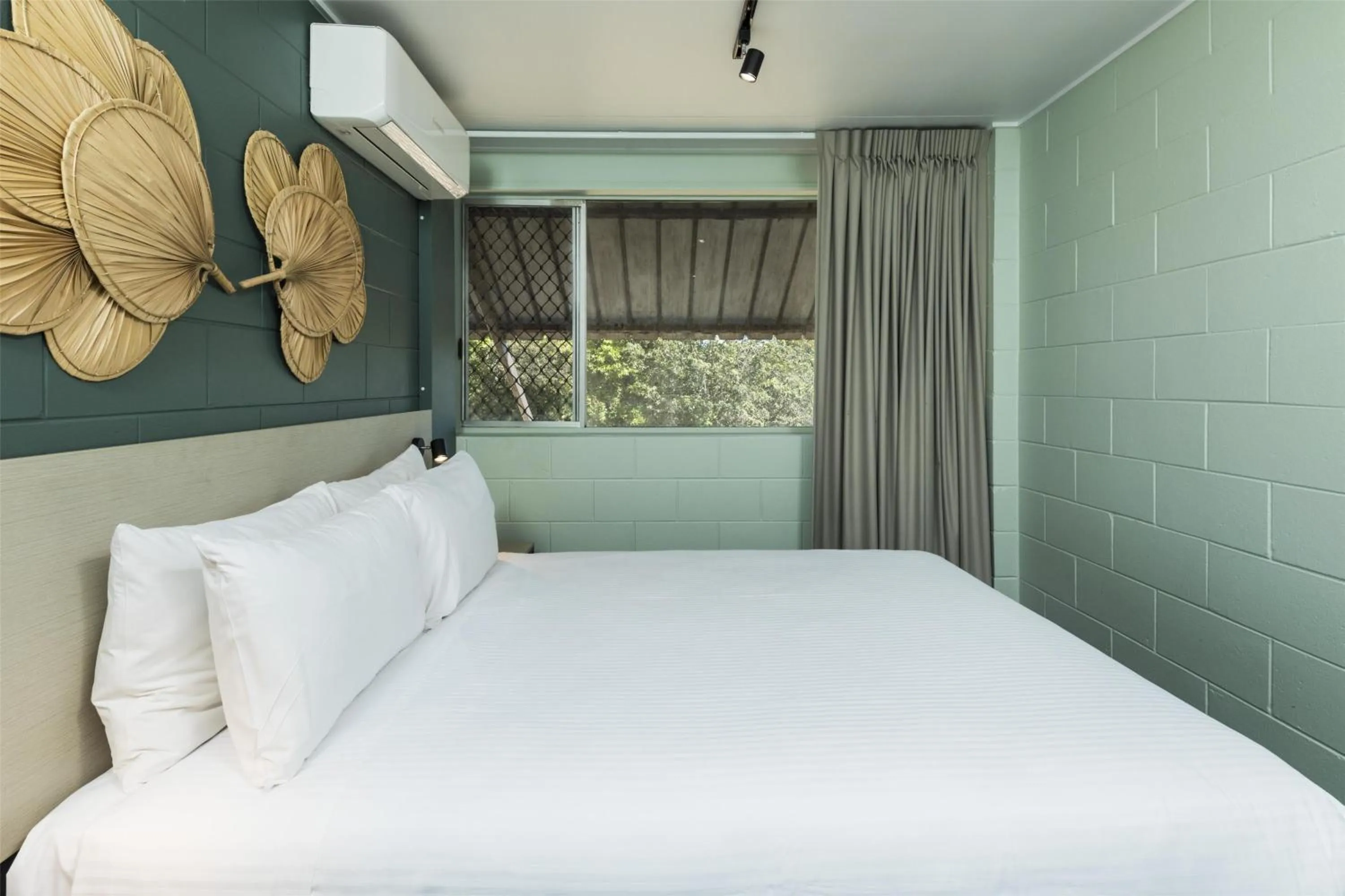 Bedroom, Bed in Nightcap at Atherton Hotel