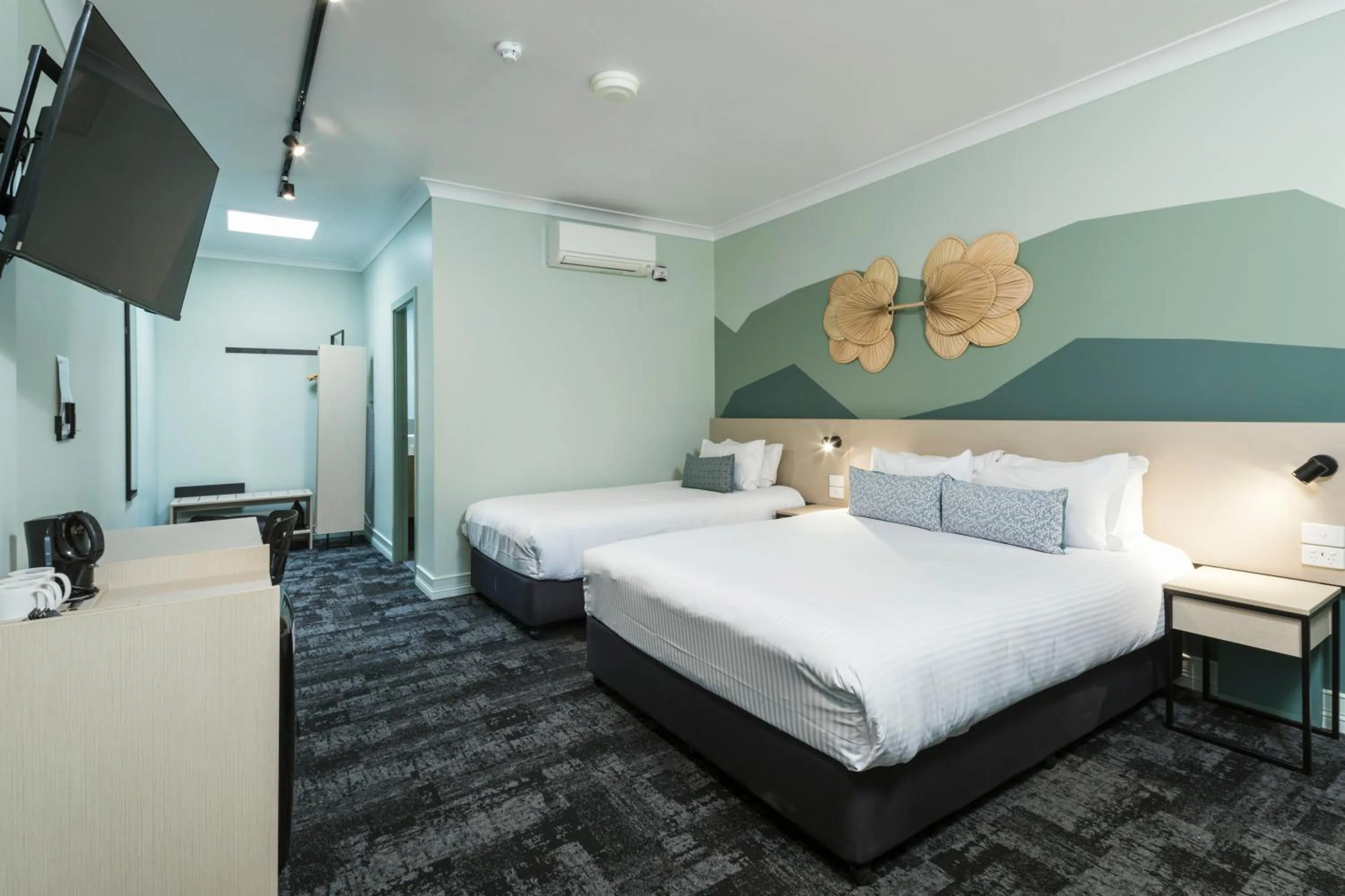 Photo of the whole room, Bed in Nightcap at Atherton Hotel