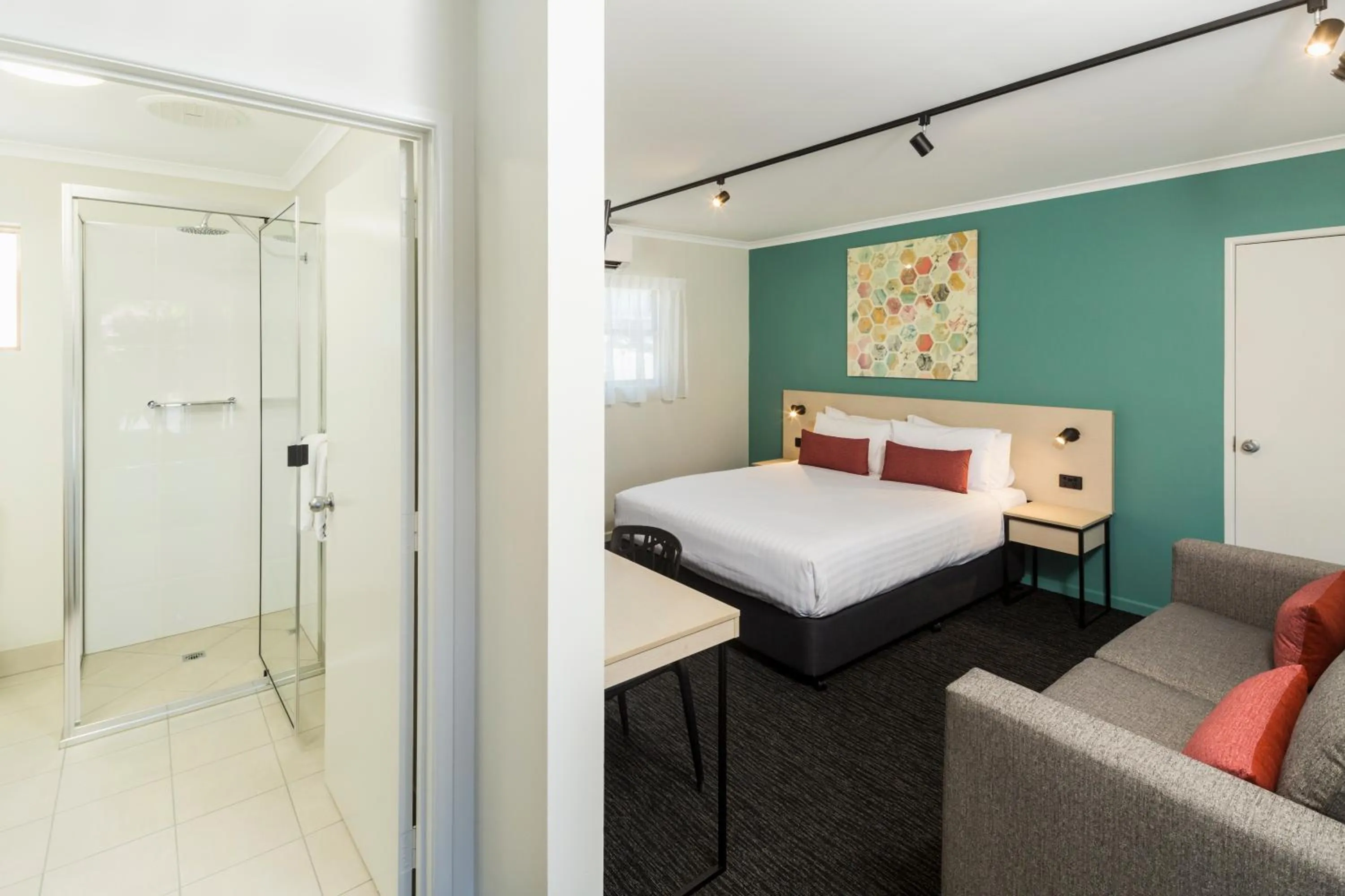 Shower, Bed in Nightcap At Balaclava Hotel