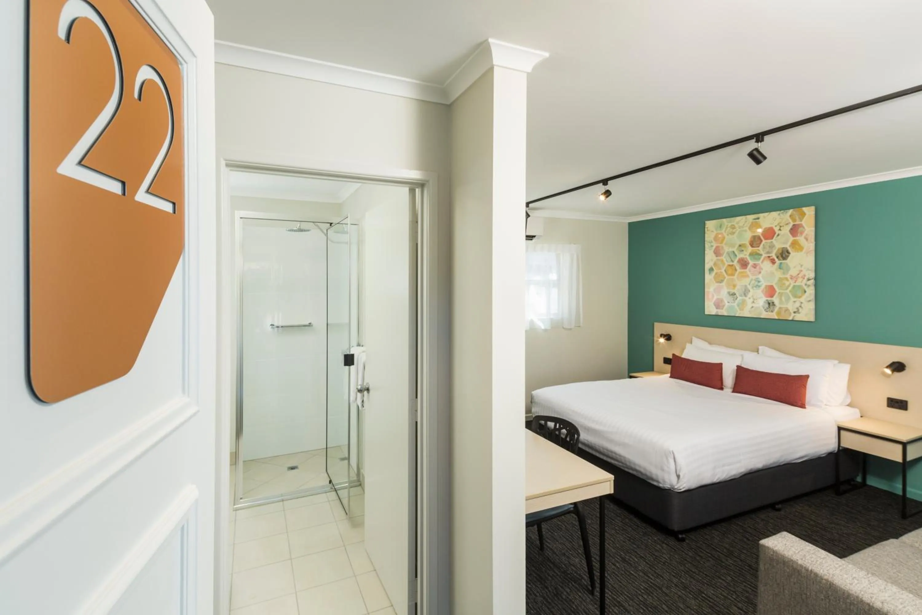 Shower, Bed in Nightcap At Balaclava Hotel