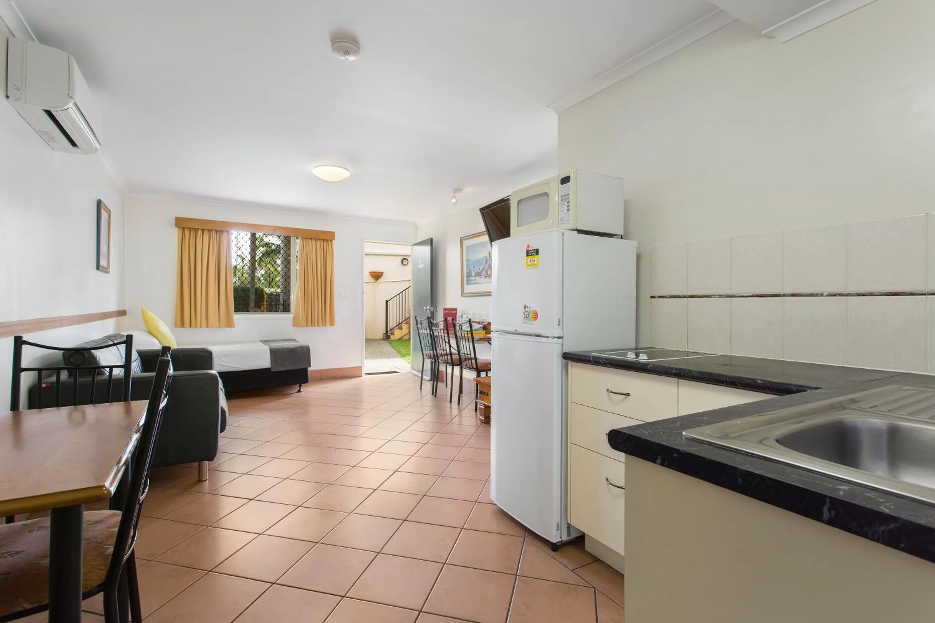 Kitchen or kitchenette in Glenmore Tavern