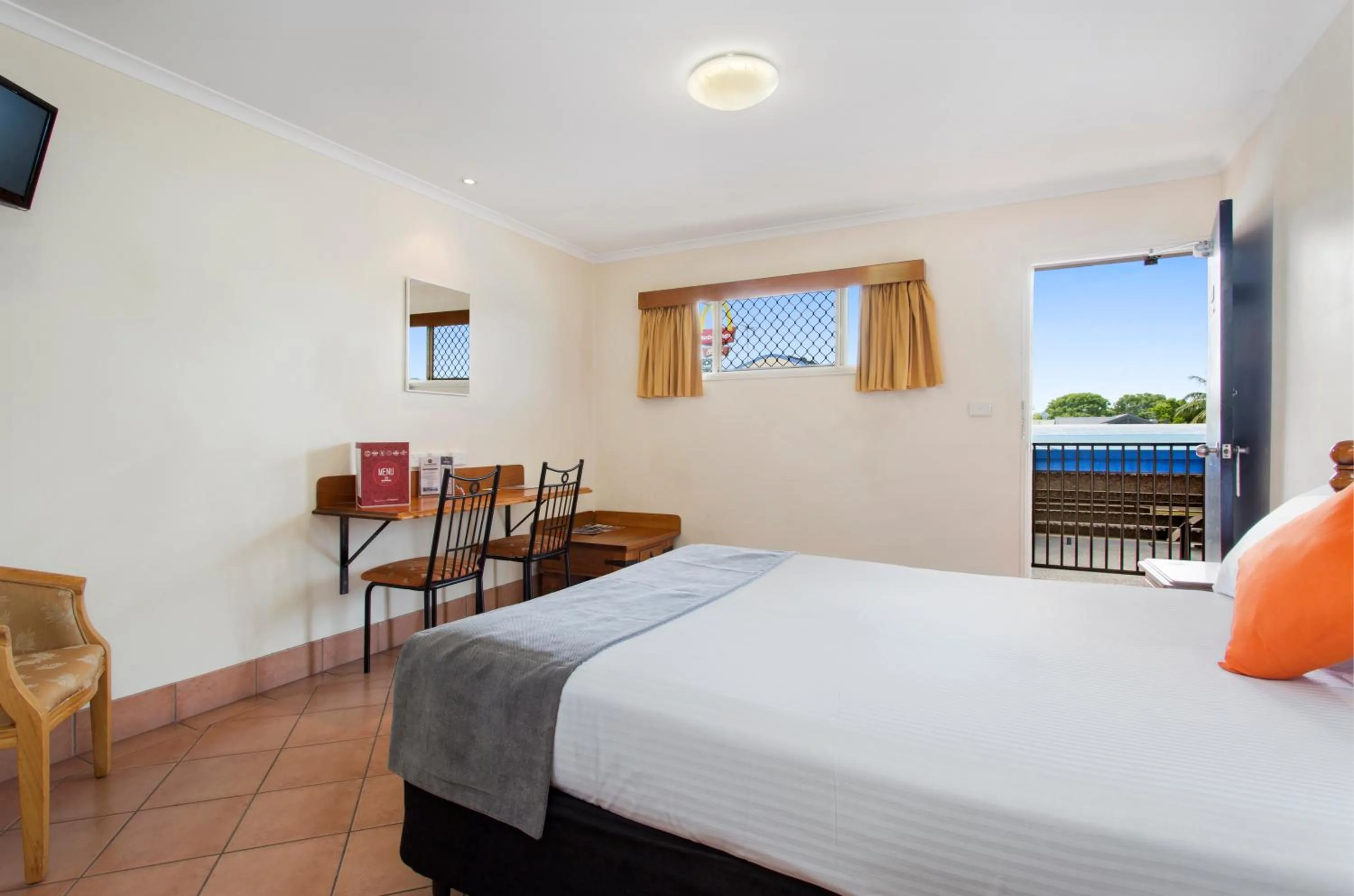 TV and multimedia, Bed in Glenmore Tavern