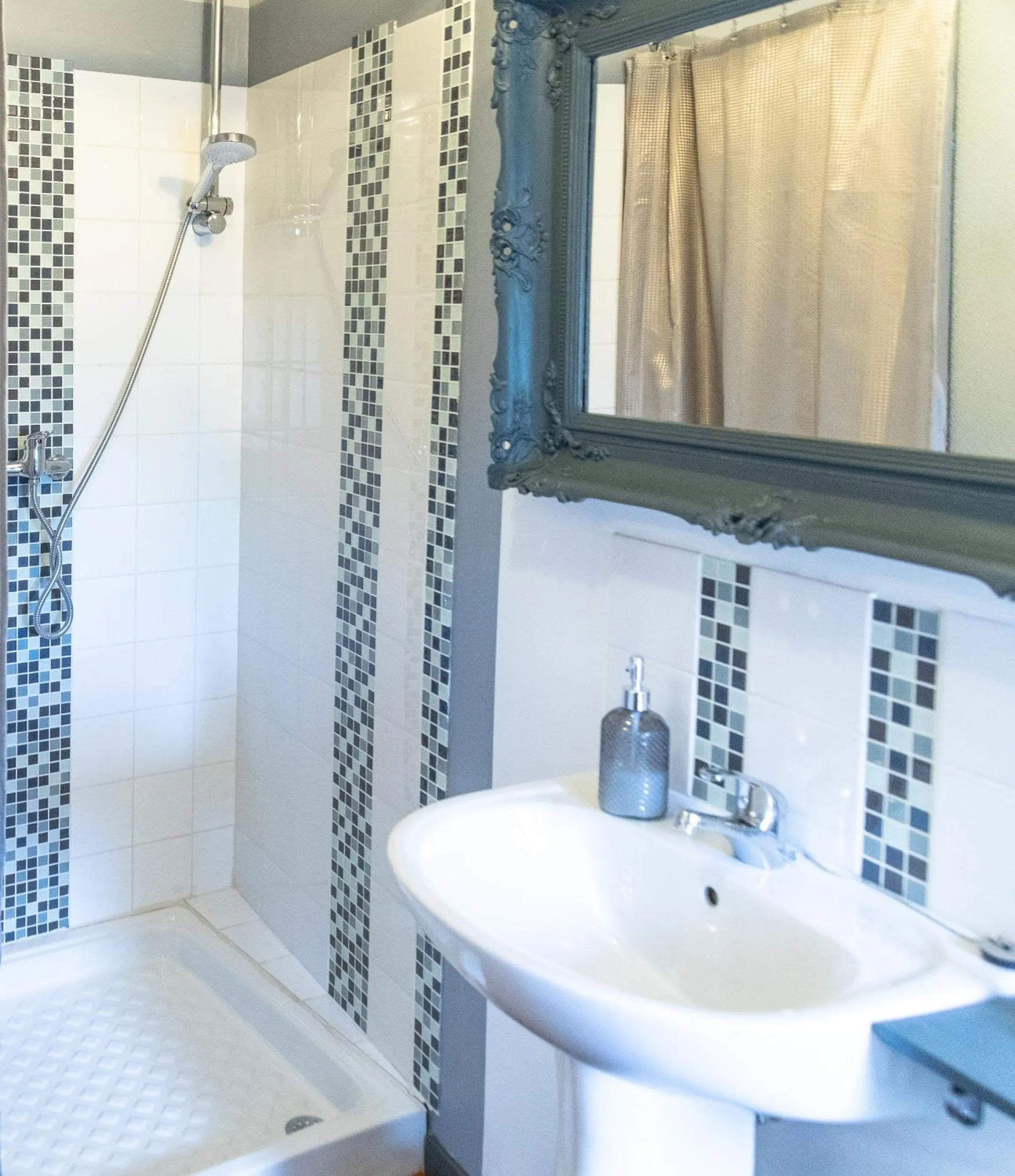 Shower in La Bastide de Canaules