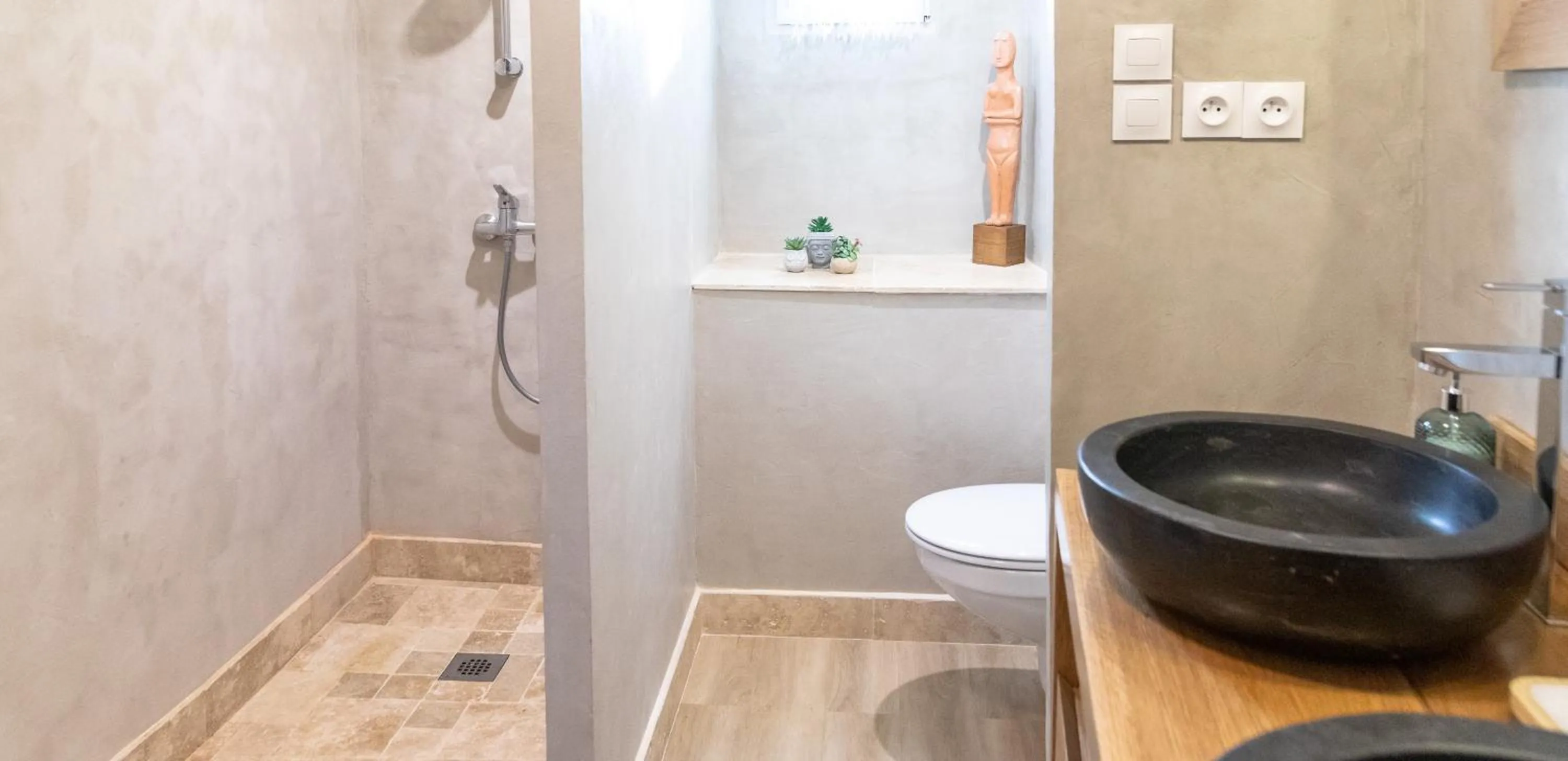 Shower in La Bastide de Canaules