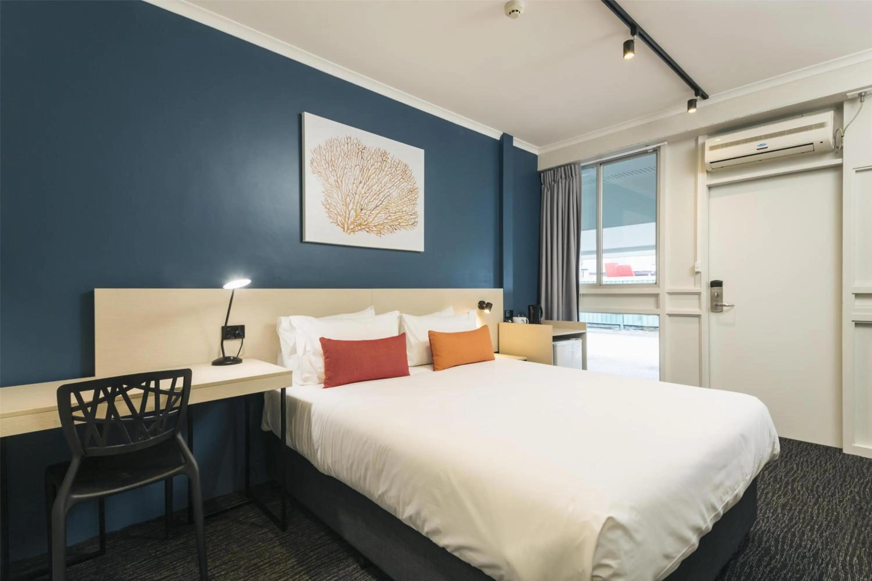 Bedroom, Bed in Nightcap at Edge Hill Tavern