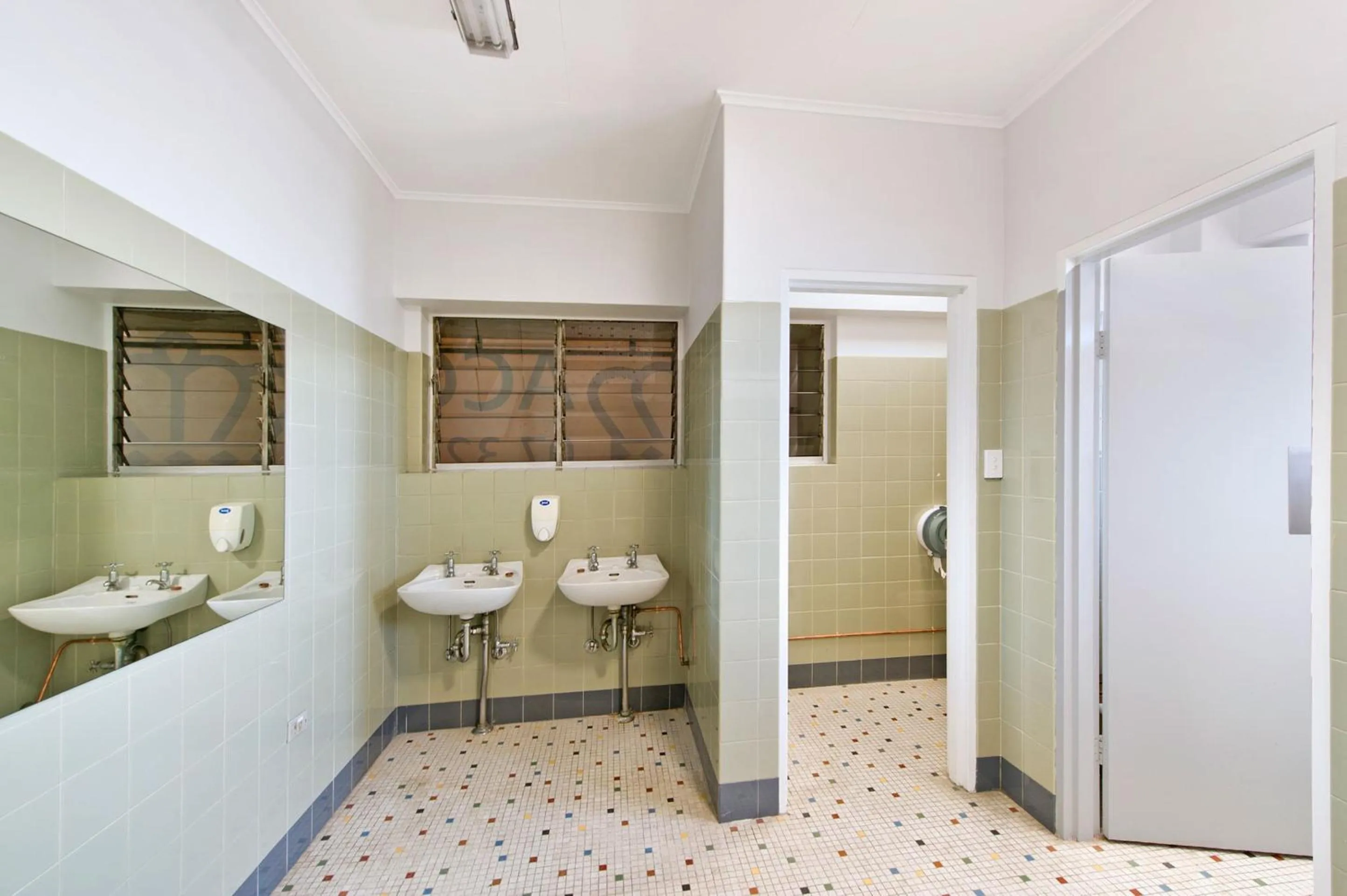 Bathroom in Upper Ross Hotel