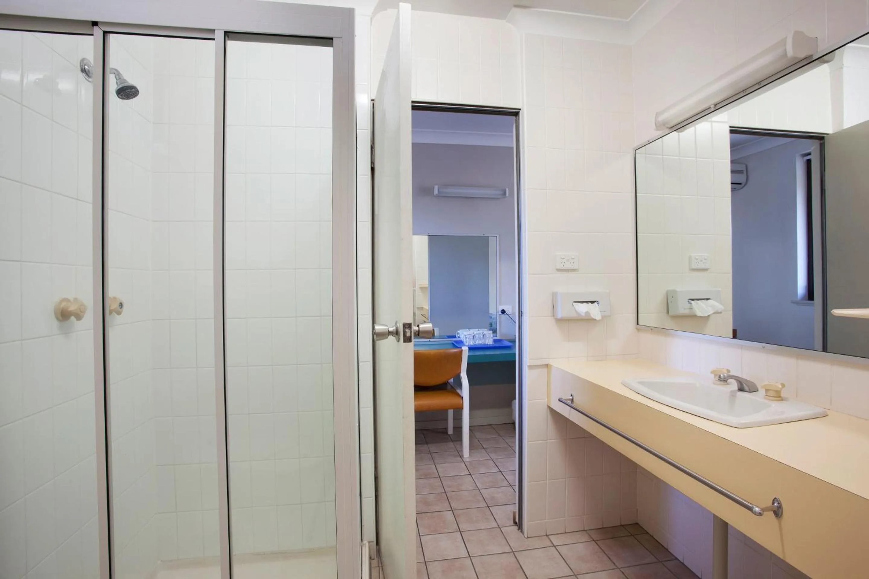 Shower in Vale Hotel