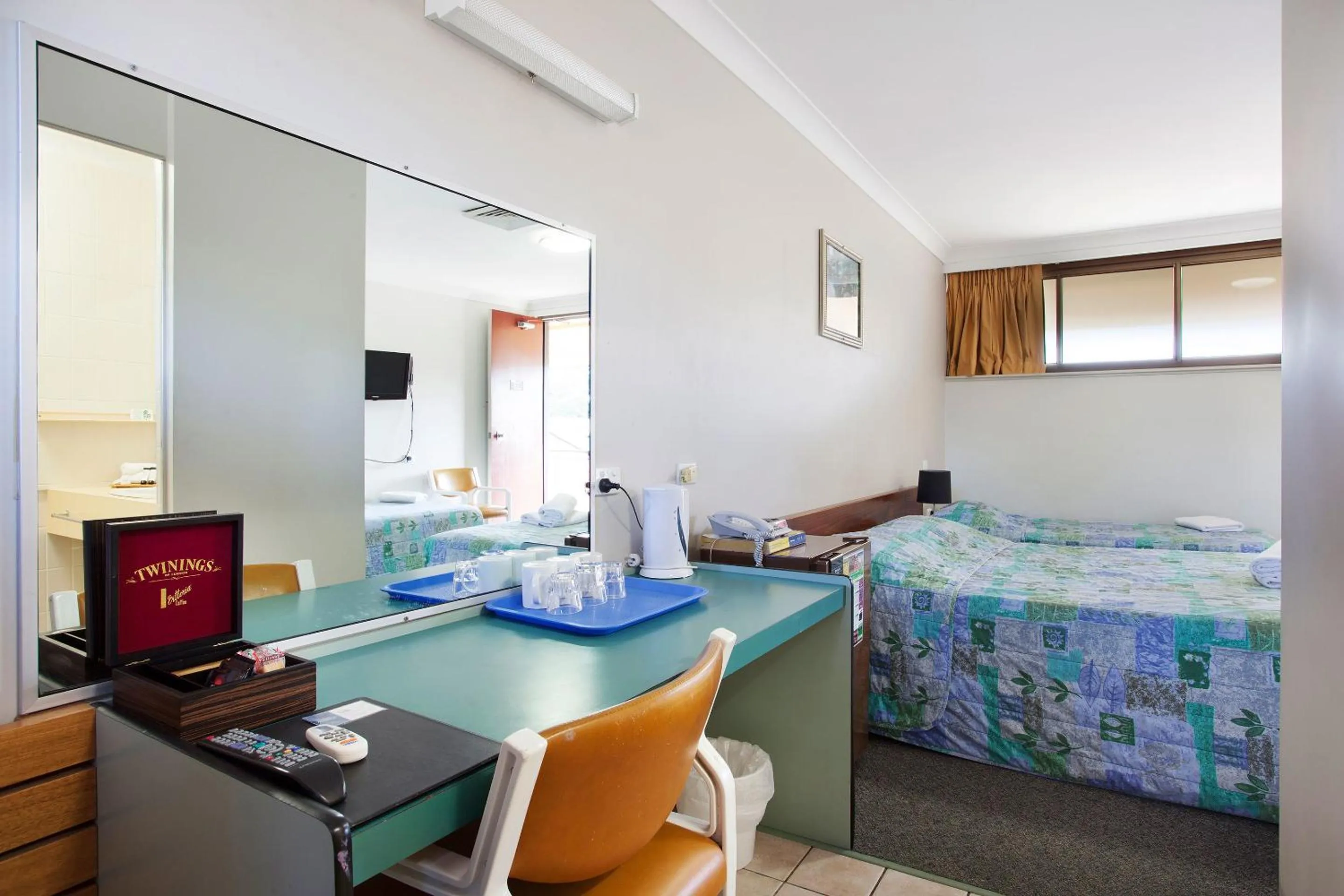 Coffee/tea facilities, Bed in Vale Hotel