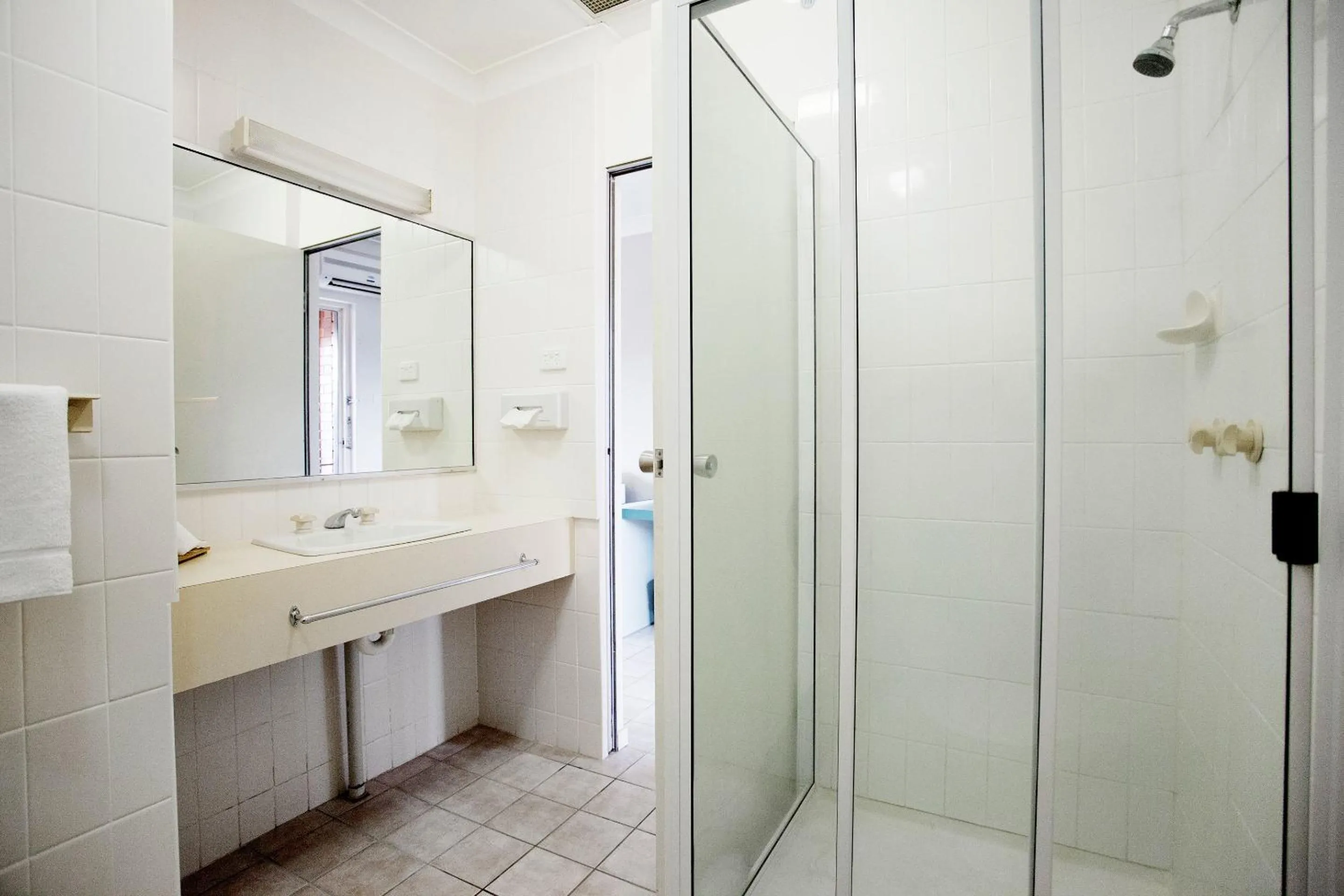 Shower in Vale Hotel