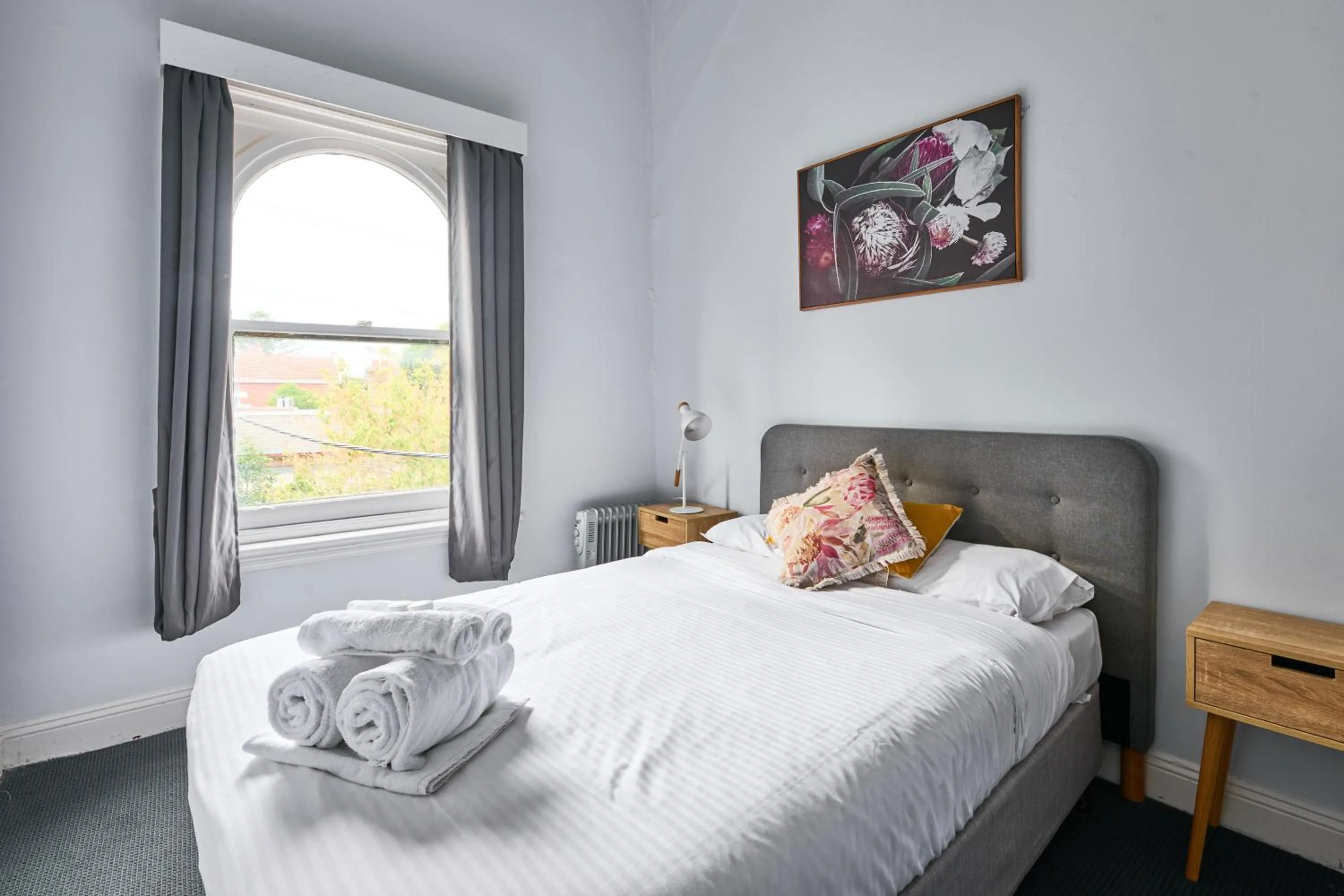 Bed in College Lawn Hotel