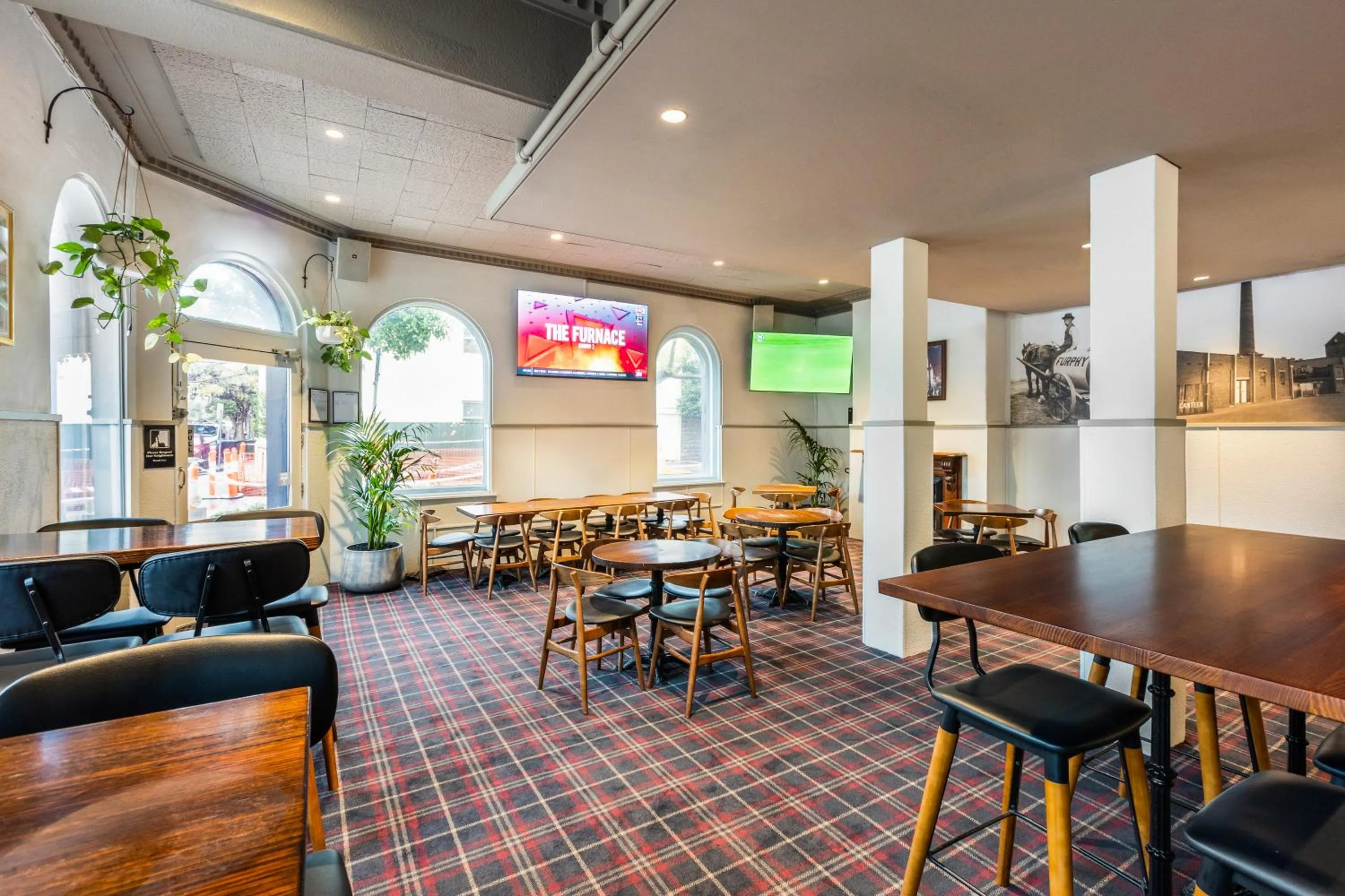 Lounge or bar in College Lawn Hotel