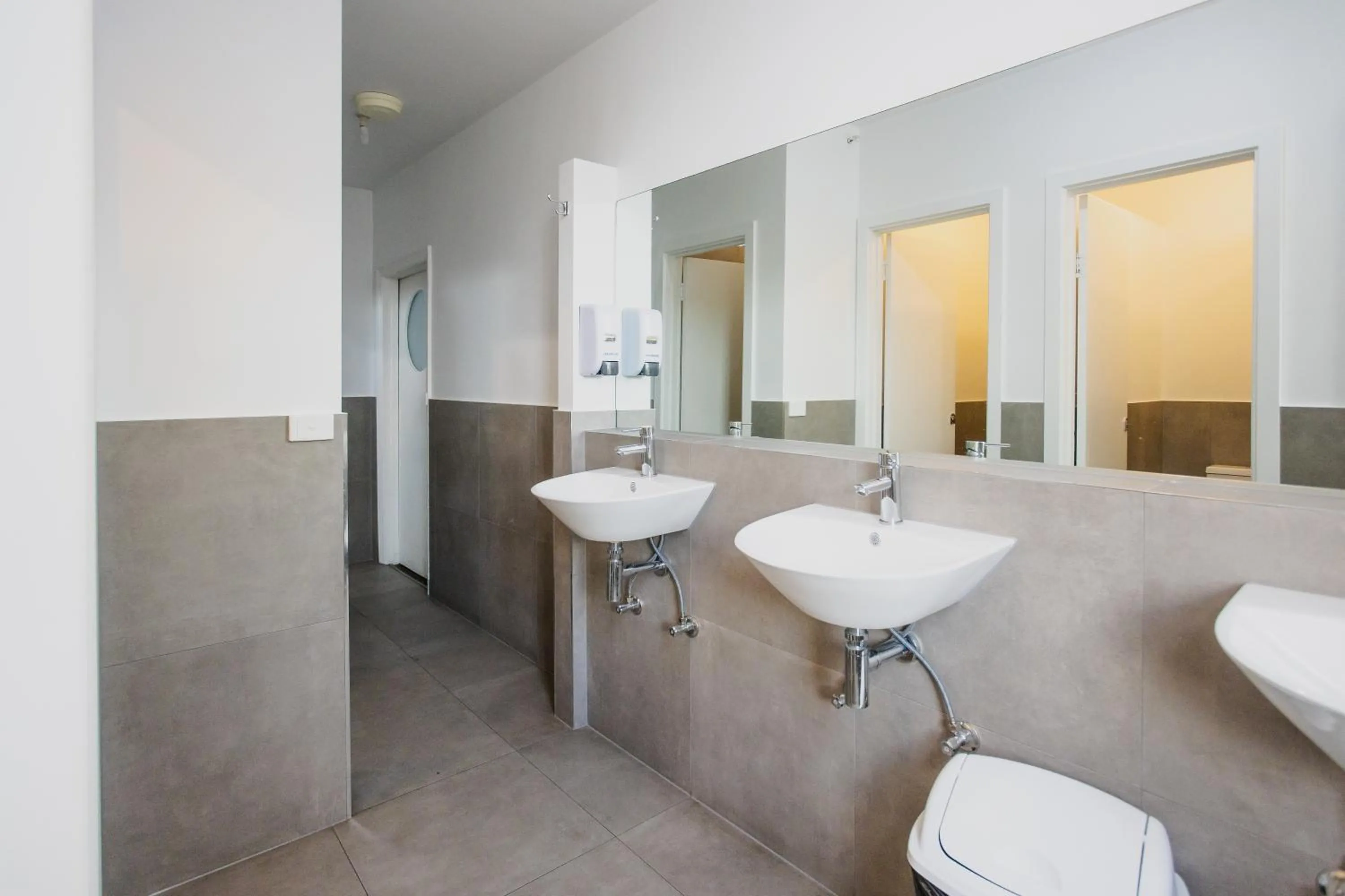 Bathroom in College Lawn Hotel