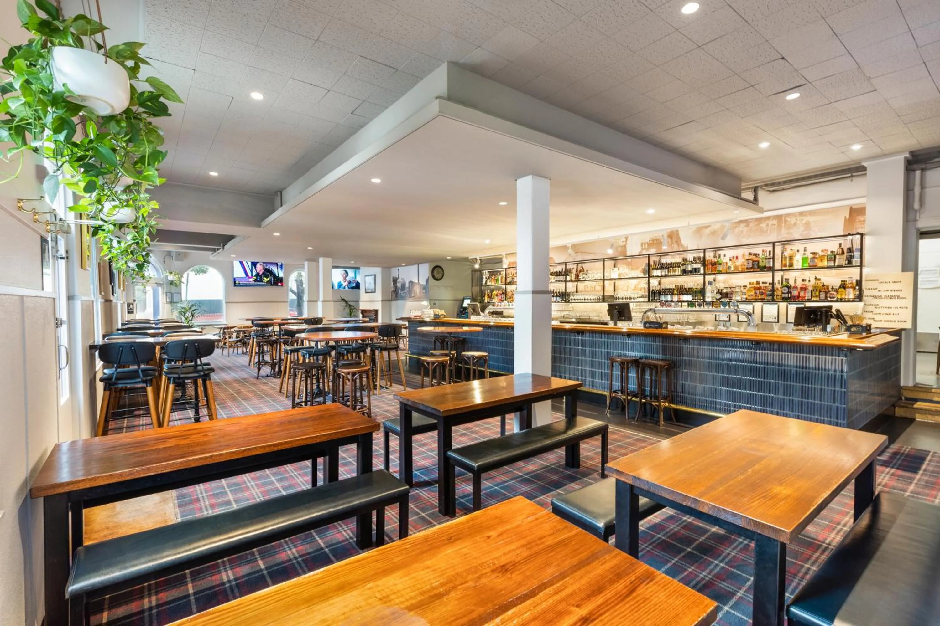 Lounge or bar in College Lawn Hotel