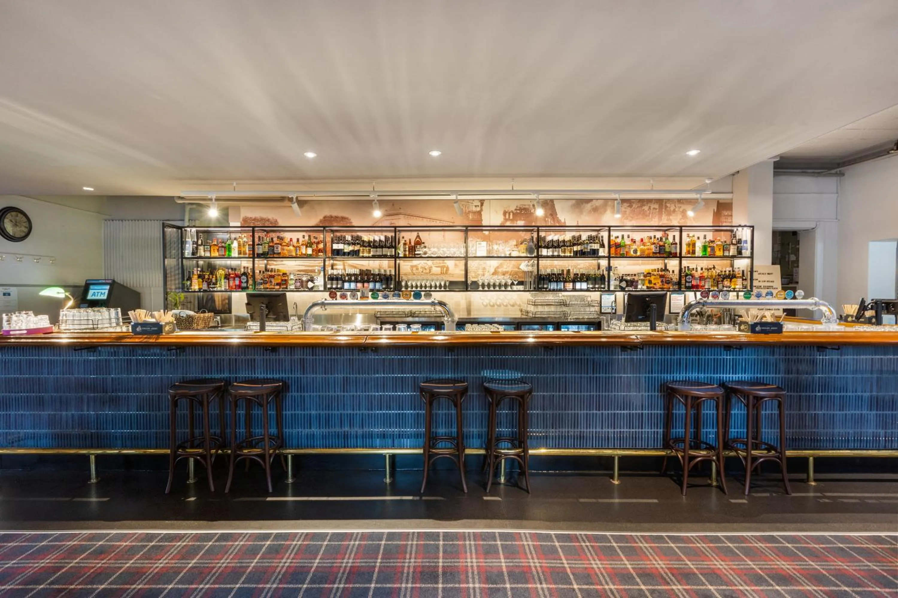 Lounge or bar in College Lawn Hotel