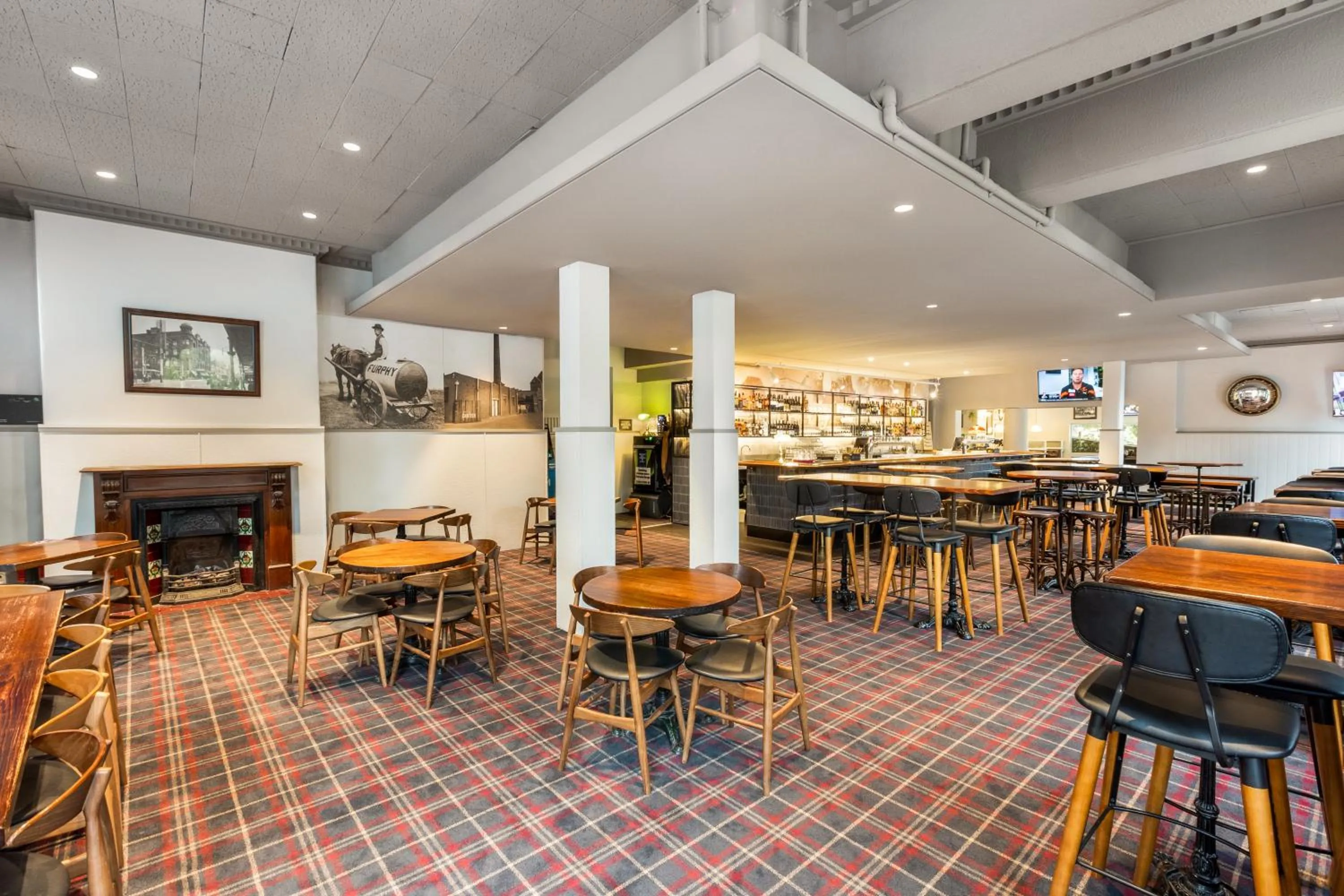 Lounge or bar in College Lawn Hotel