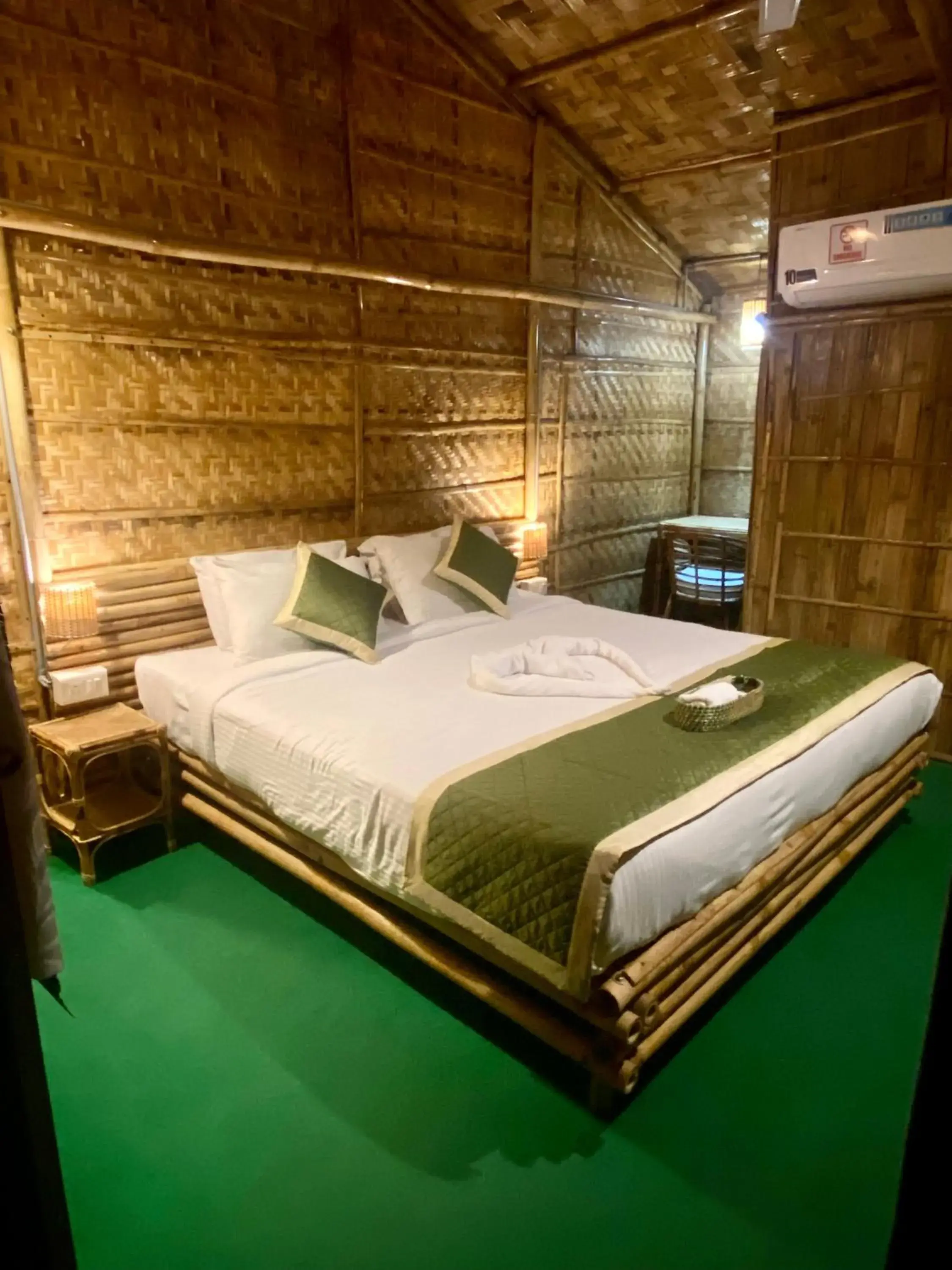 Deluxe Double Room with Balcony in Tridhara HomeStay Deluxe Double Room with Balcony in Tridhara HomeStay