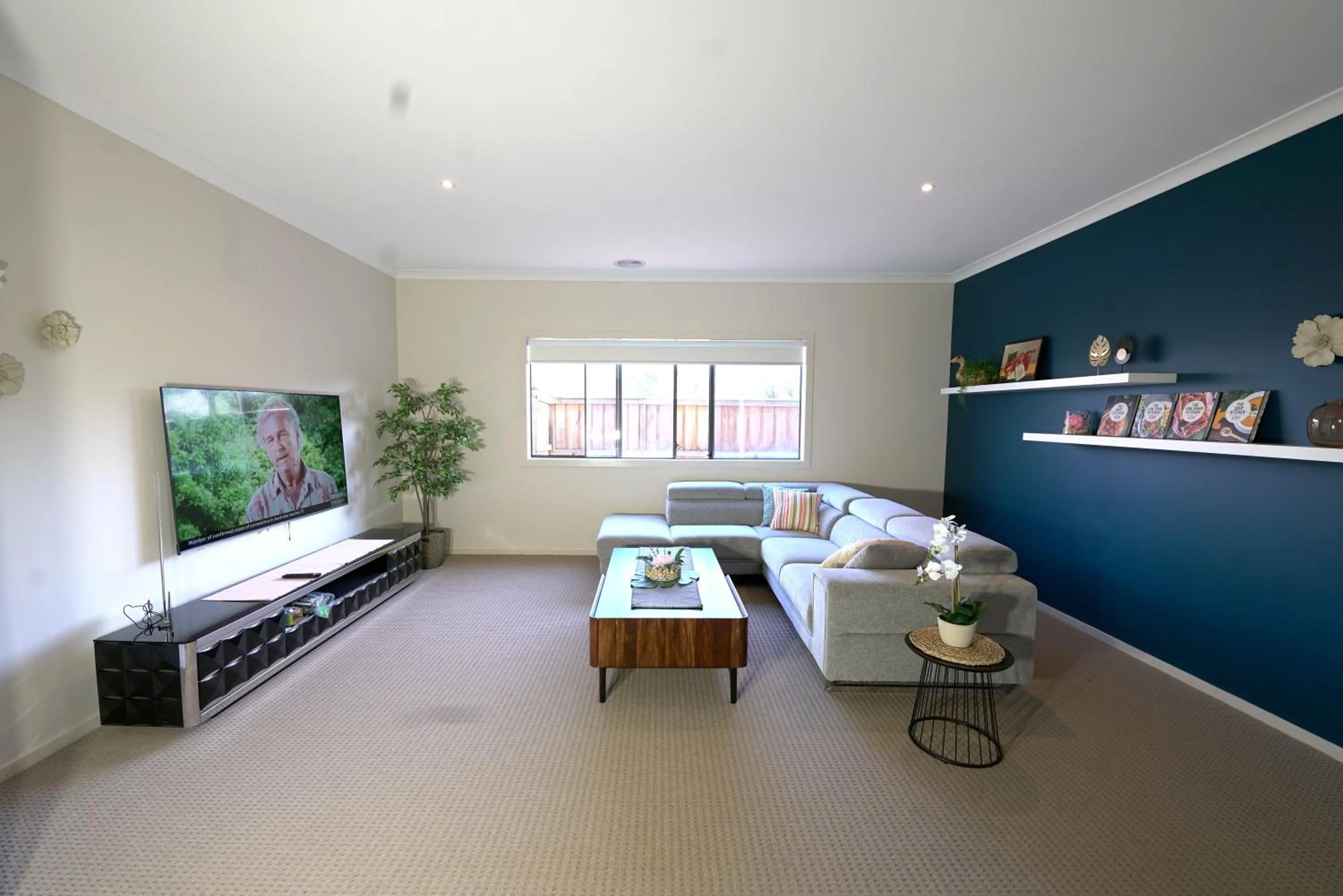 6 Bedrooms Contemporary Big House at Pakenhem