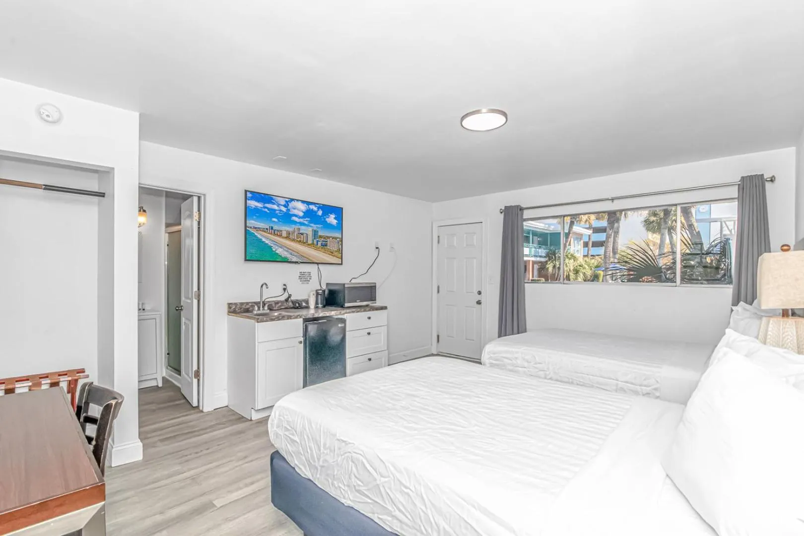 Bedroom, Bed in Sun Fun