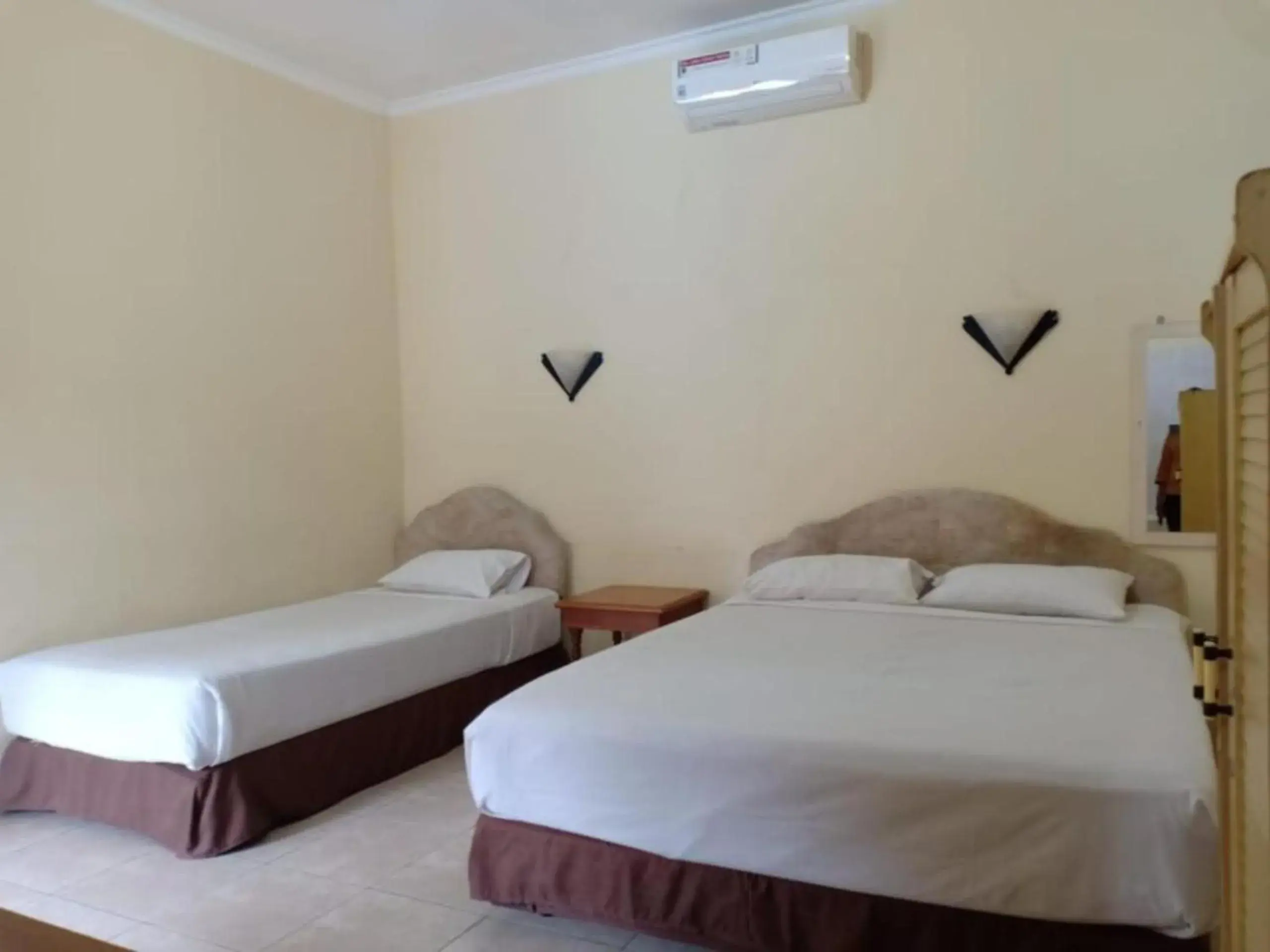 Bedroom, Bed in Hotel Mutiara Baru Bedroom, Bed in Hotel Mutiara Baru