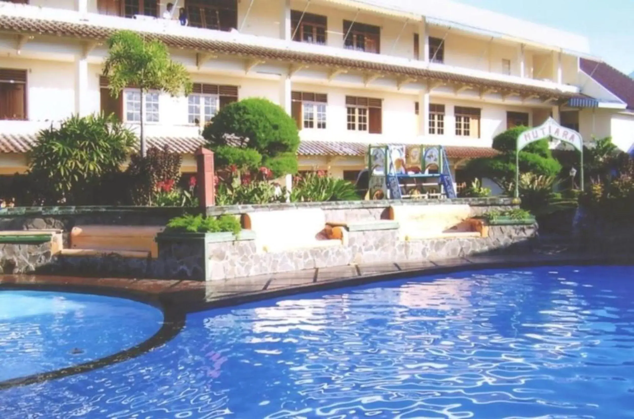 Swimming pool in Hotel Mutiara Baru Swimming pool in Hotel Mutiara Baru