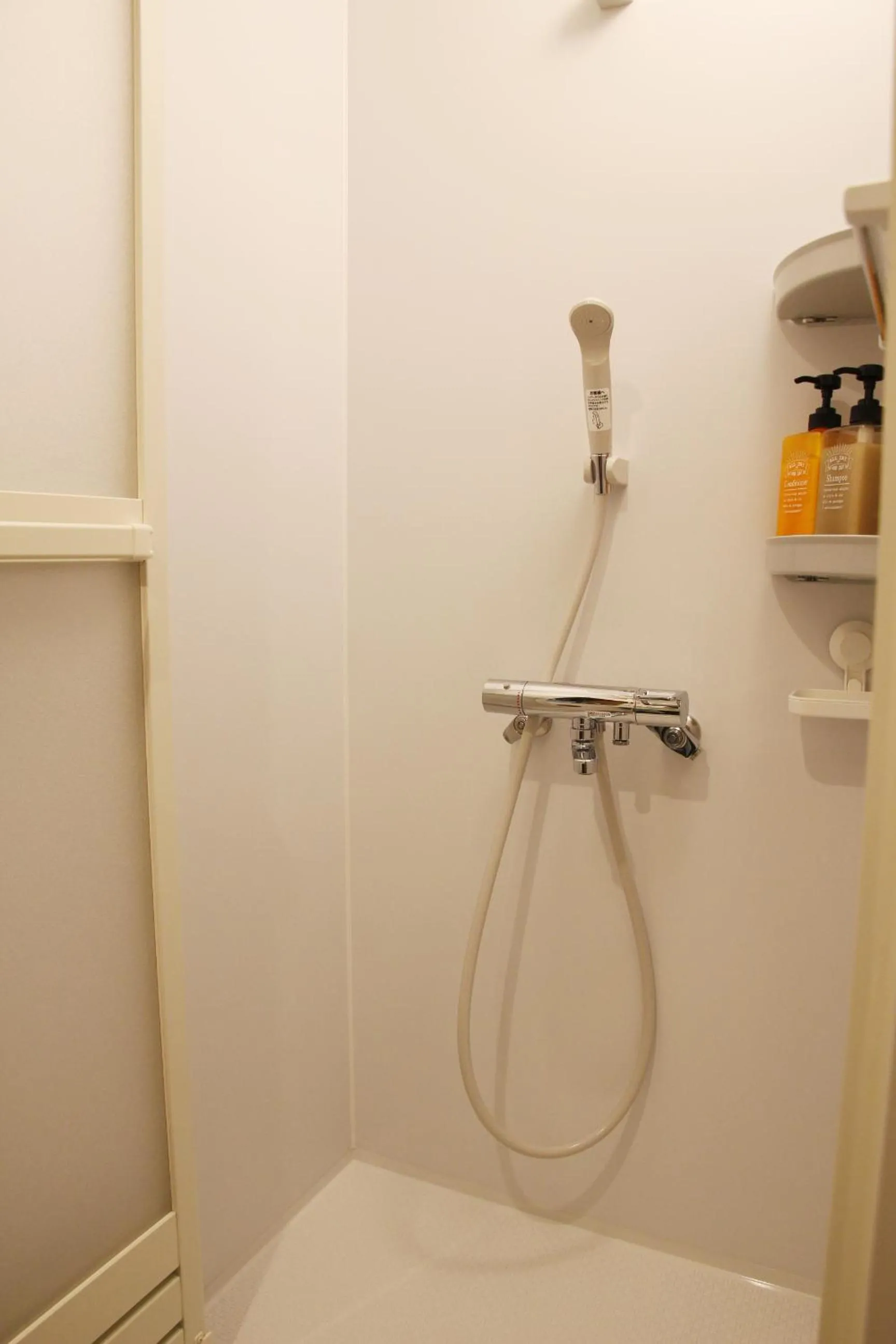 Shower in HAMA HILLS Shinjuku