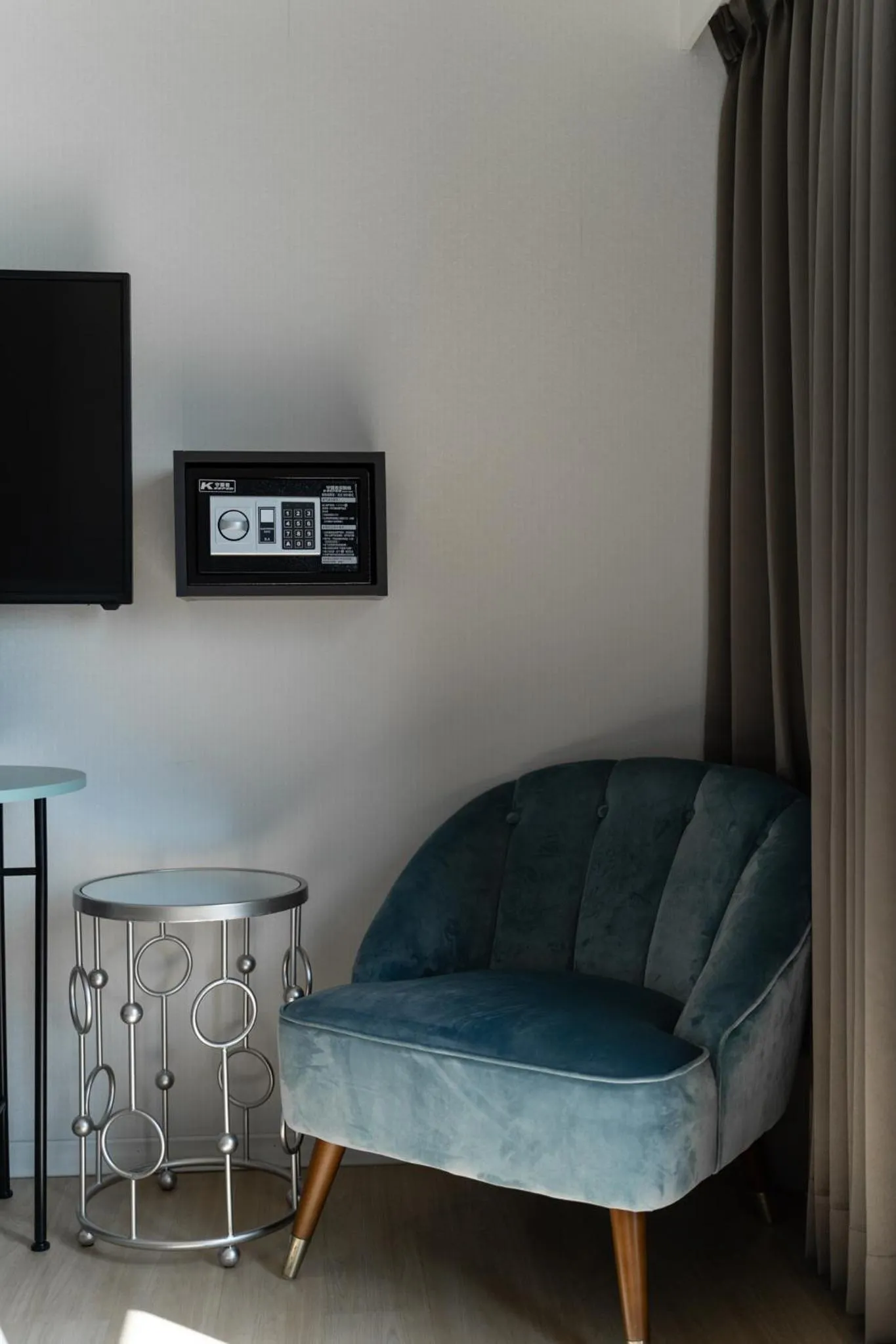 Photo of the whole room in Hotel Lounge