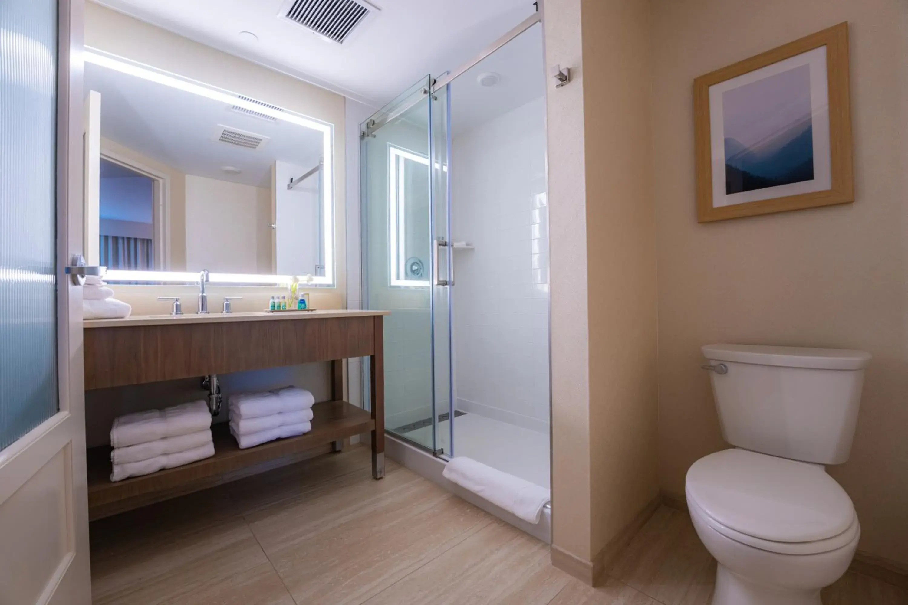 Deluxe Queen Room Accessible with Two Queen Beds – Non-Smoking in Mohegan Pennsylvania Casino Resort - Adults Only Deluxe Queen Room Accessible with Two Queen Beds – Non-Smoking in Mohegan Pennsylvania Casino Resort - Adults Only