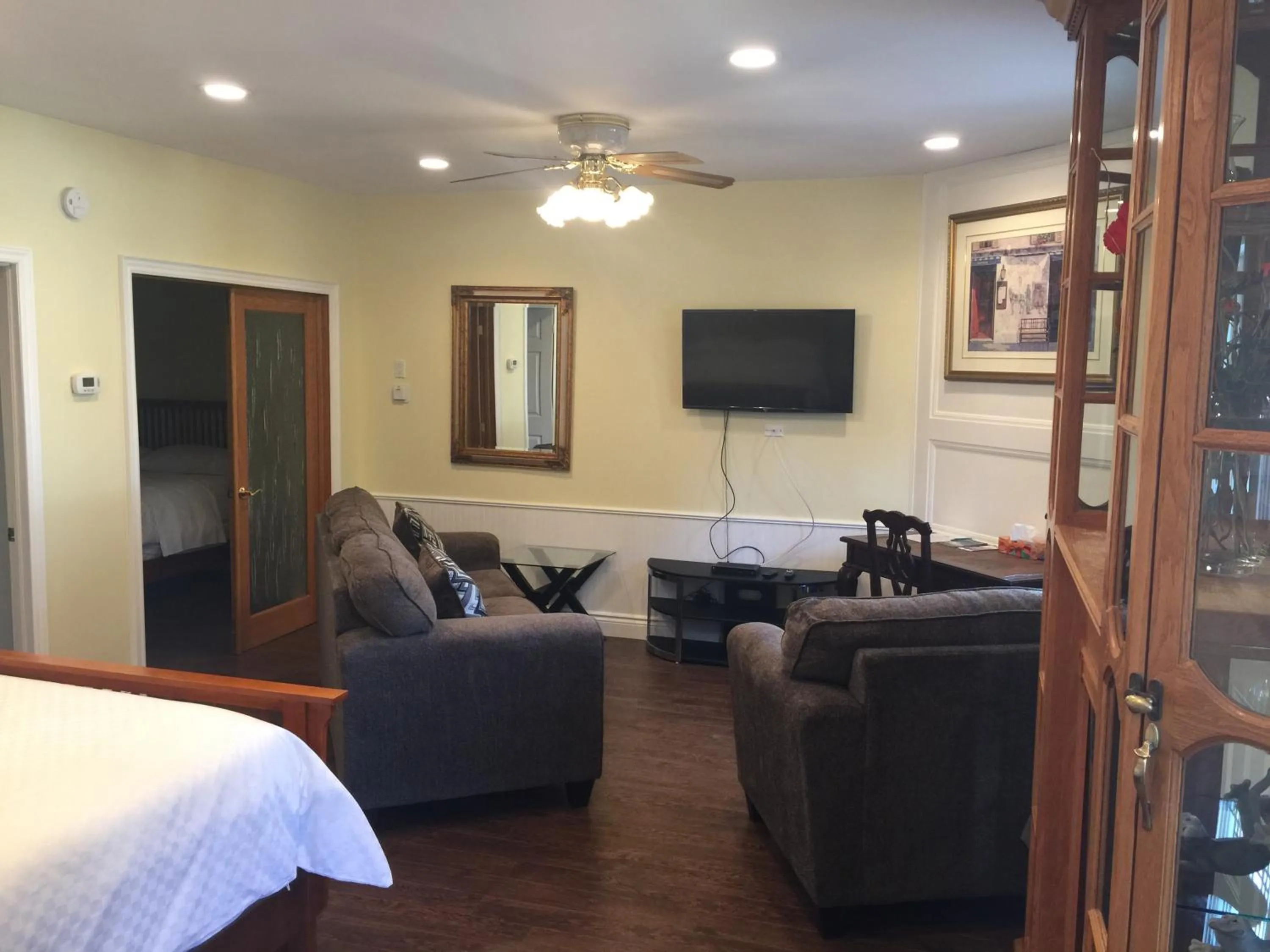 Deluxe Queen Suite in Grey Rose Suites