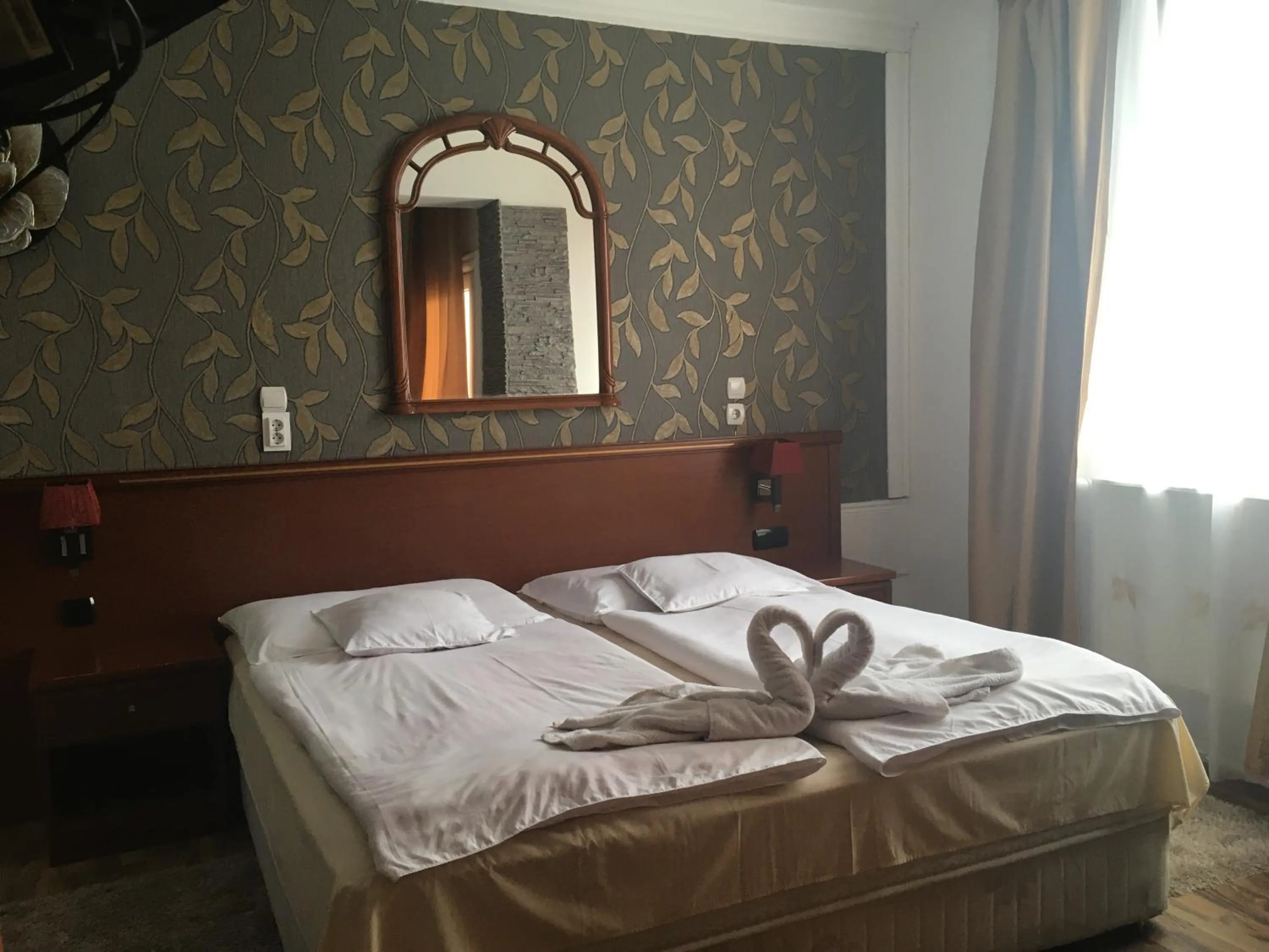 Bed in Európa Panzió