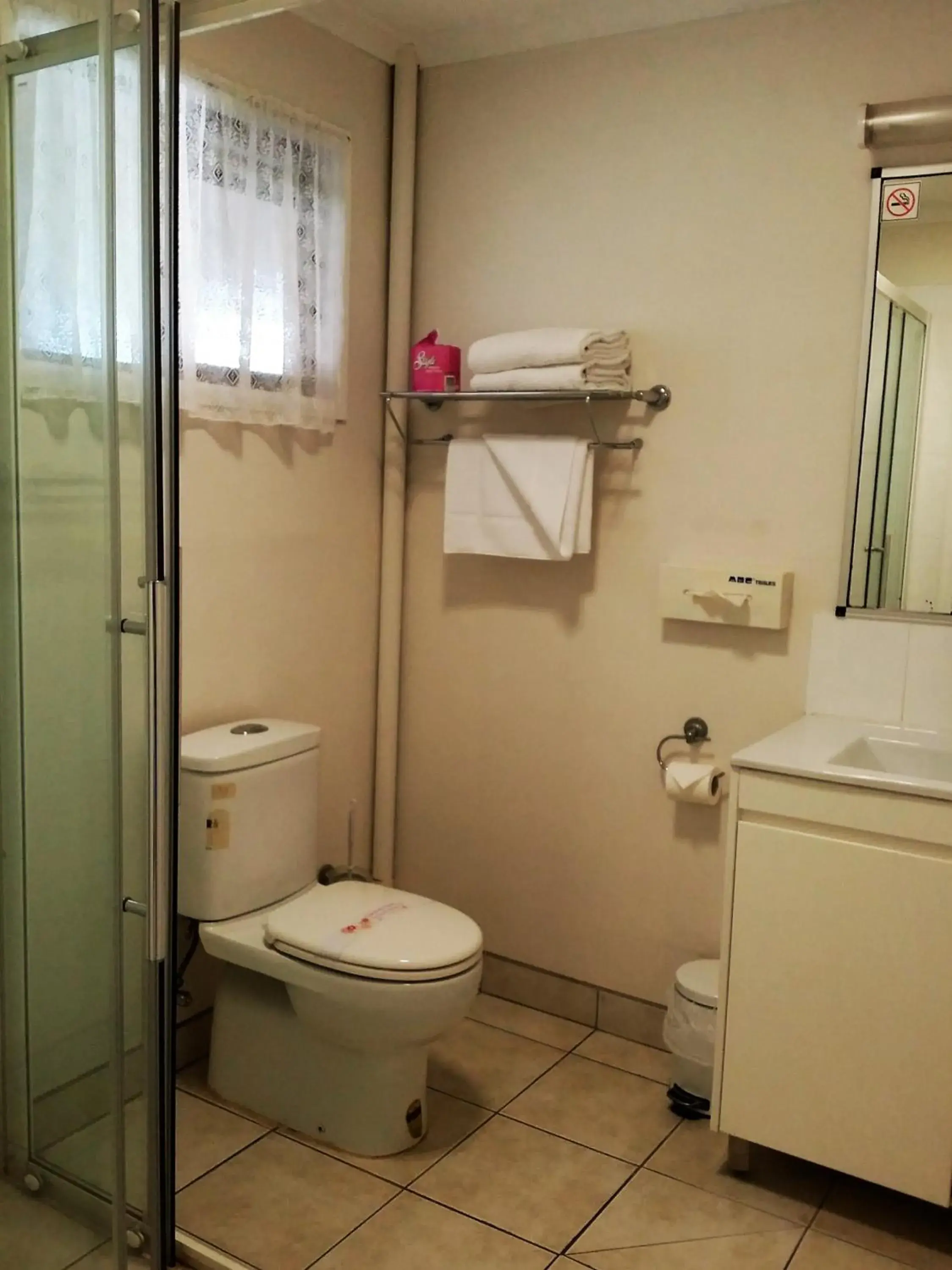 Self-Contained Twin Room in Mackay Motor Inn Self-Contained Twin Room in Mackay Motor Inn