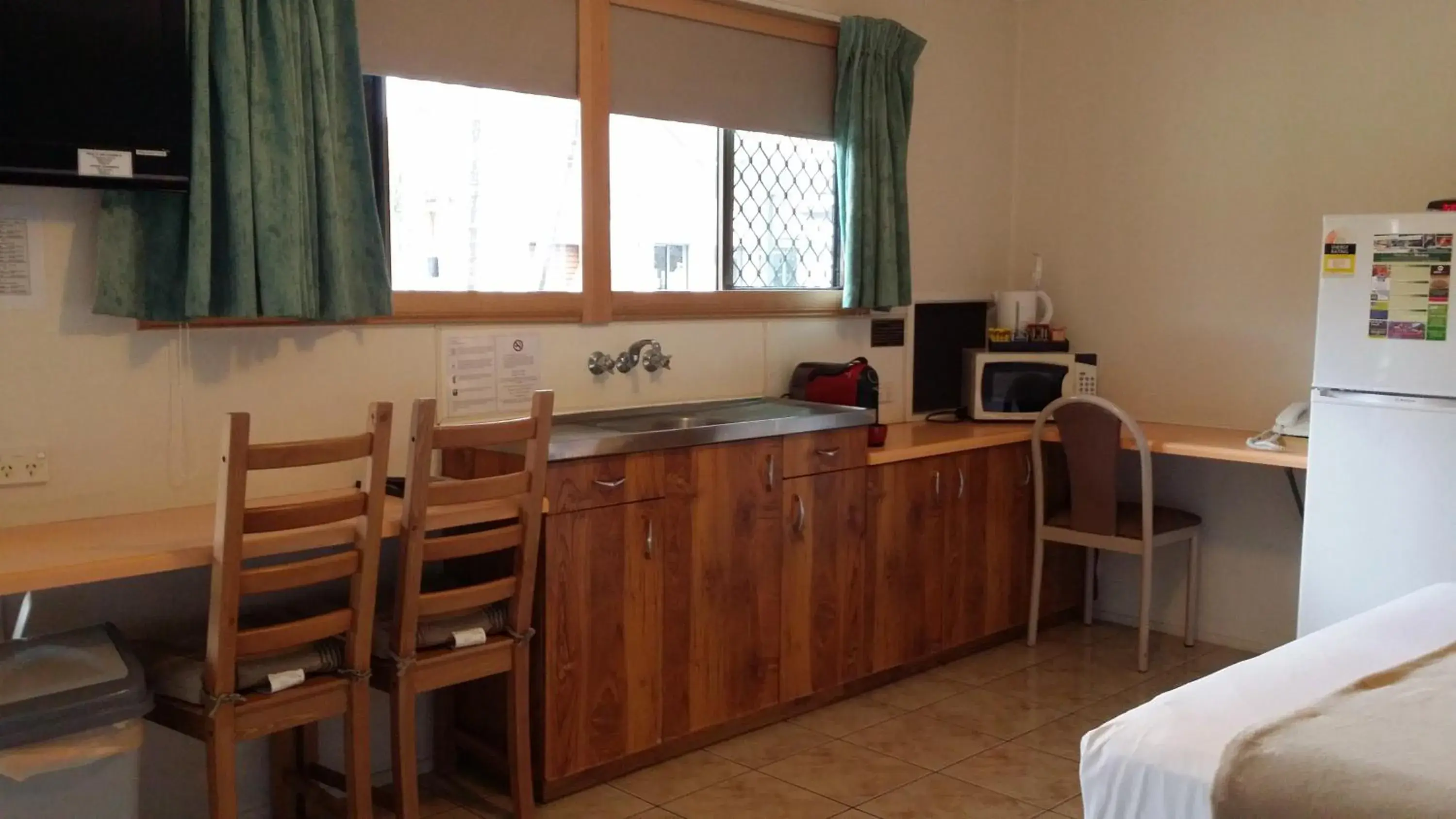 Self-Contained Twin Room in Mackay Motor Inn Self-Contained Twin Room in Mackay Motor Inn