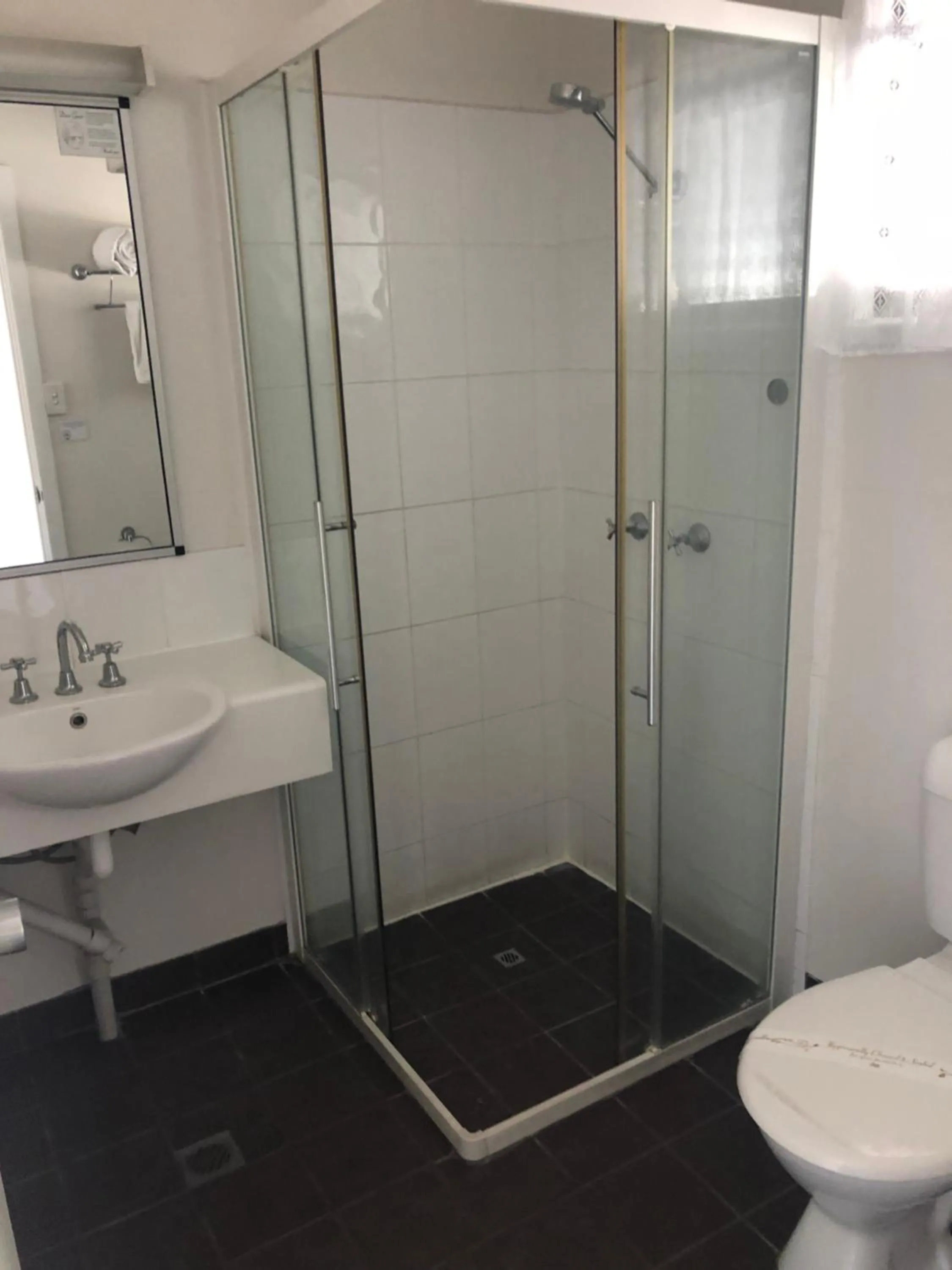 Toilet in Mackay Motor Inn