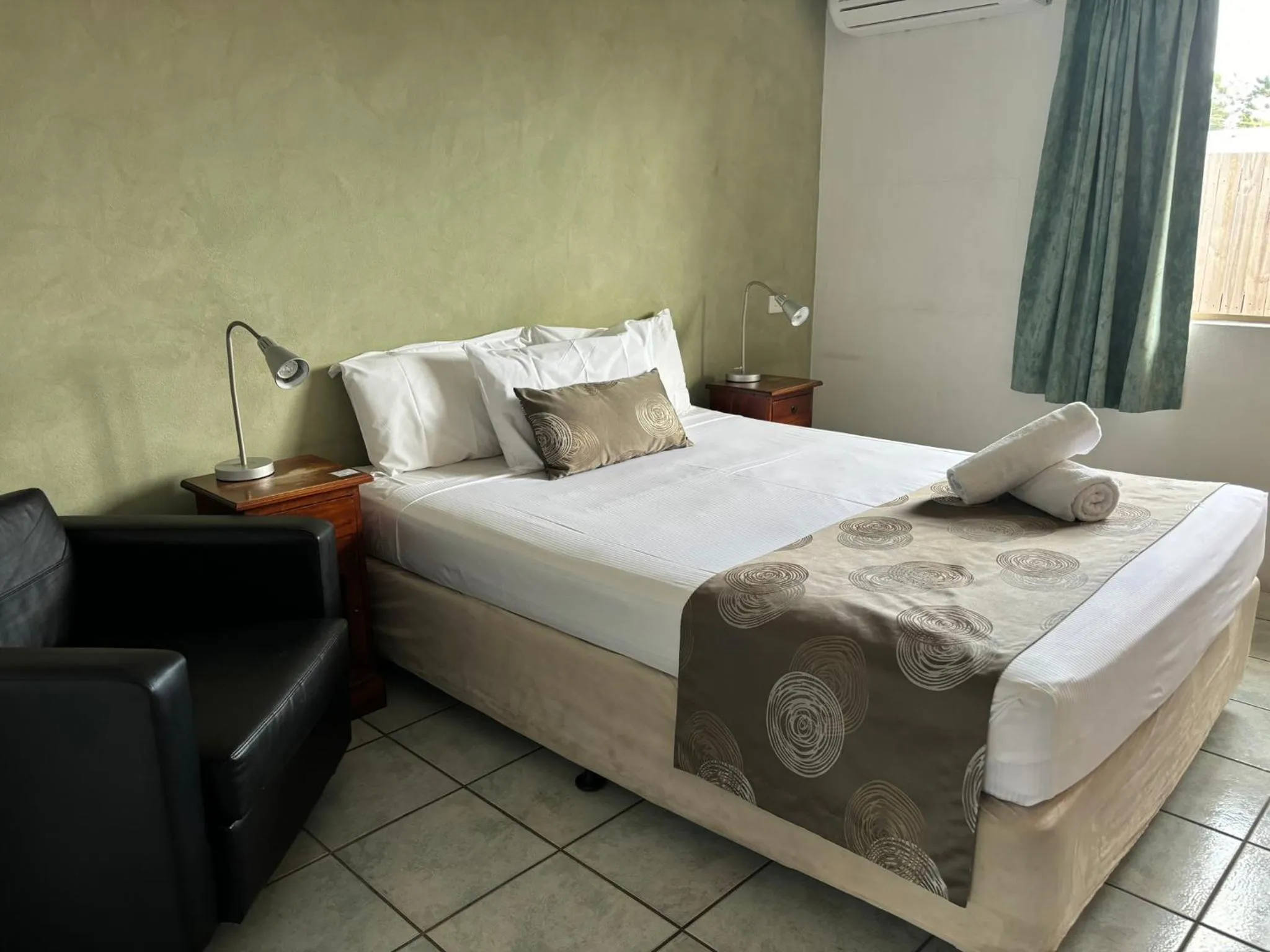 Shower, Bed in Mackay Motor Inn