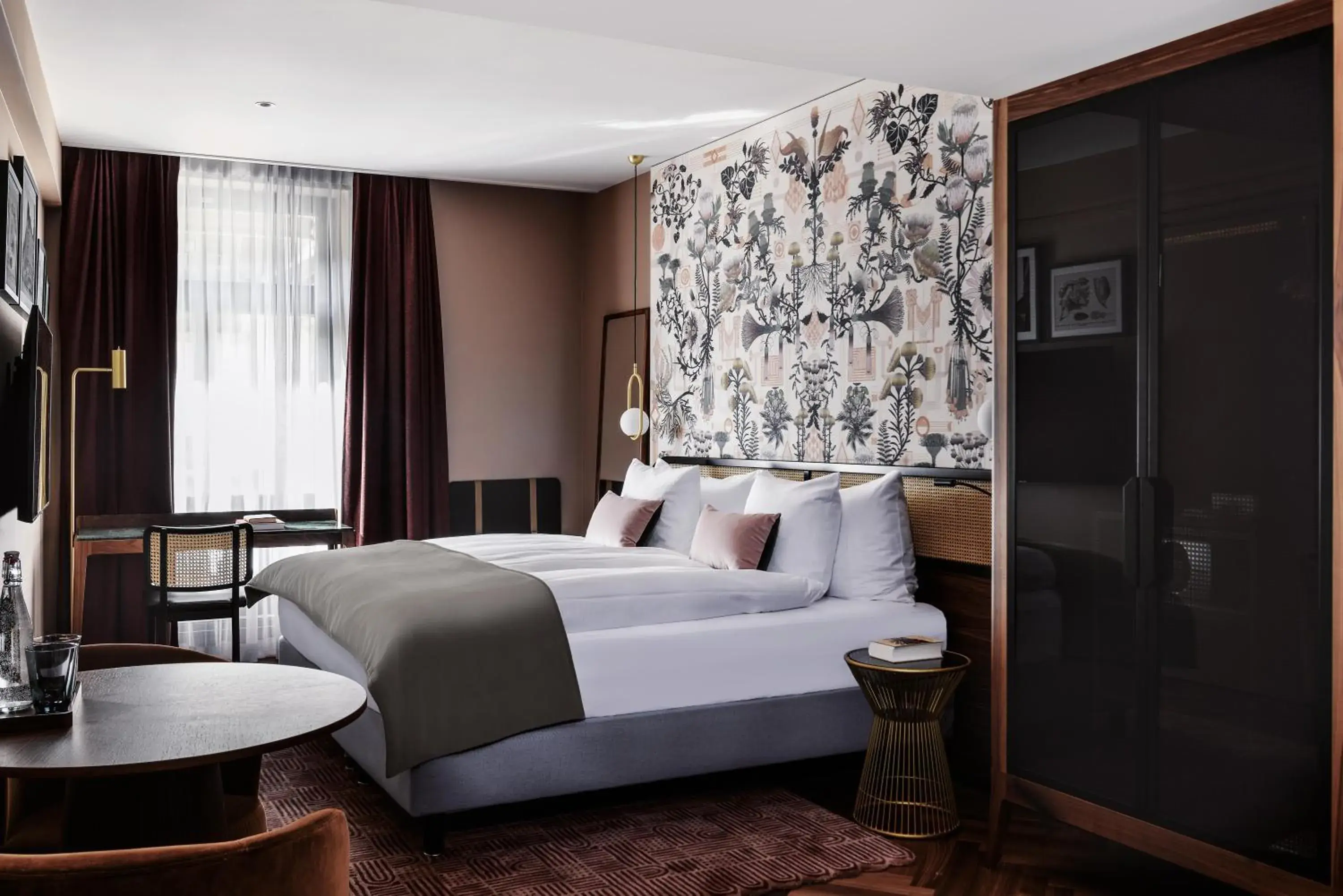 TV and multimedia, Bed in Sorell Boutique-Hotel Seidenhof Zürich TV and multimedia, Bed in Sorell Boutique-Hotel Seidenhof Zürich