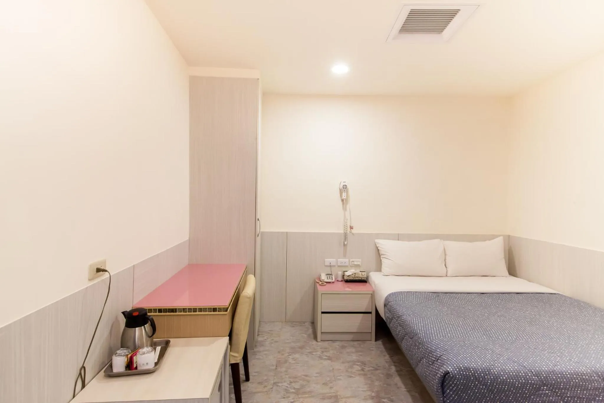 Photo of the whole room, Bed in Ruei Gung Business Hotel Kaohsiung