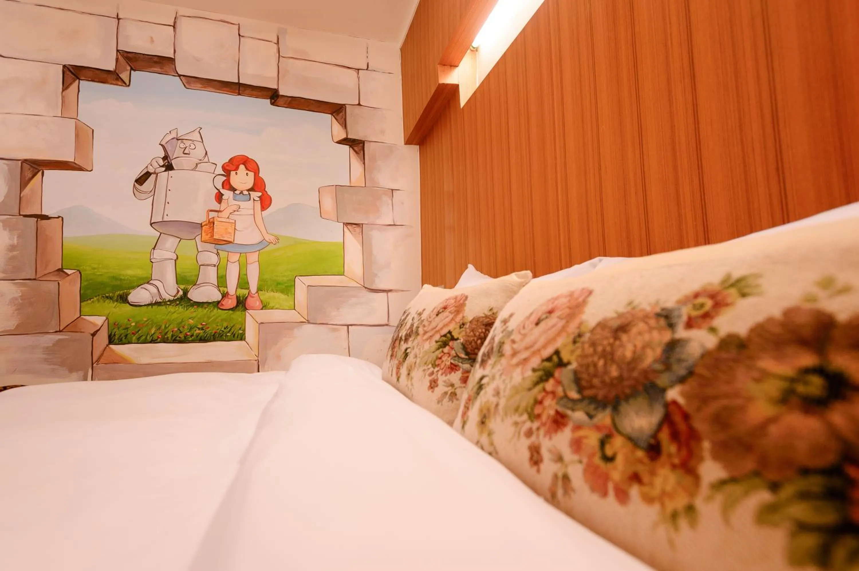 Decorative detail, Bed in Waugh Den Business Hotel