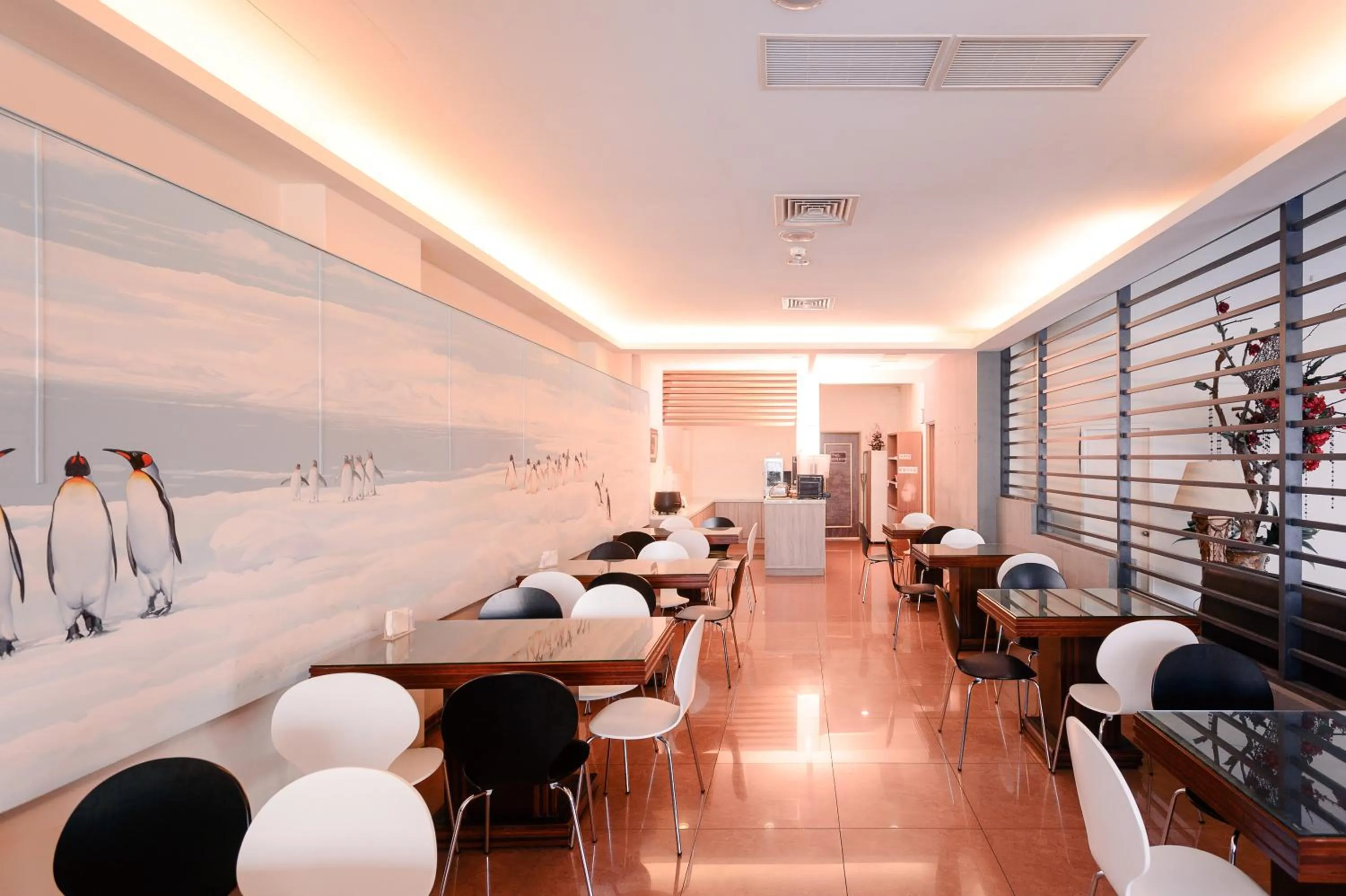 Restaurant/places to eat in Waugh Den Business Hotel