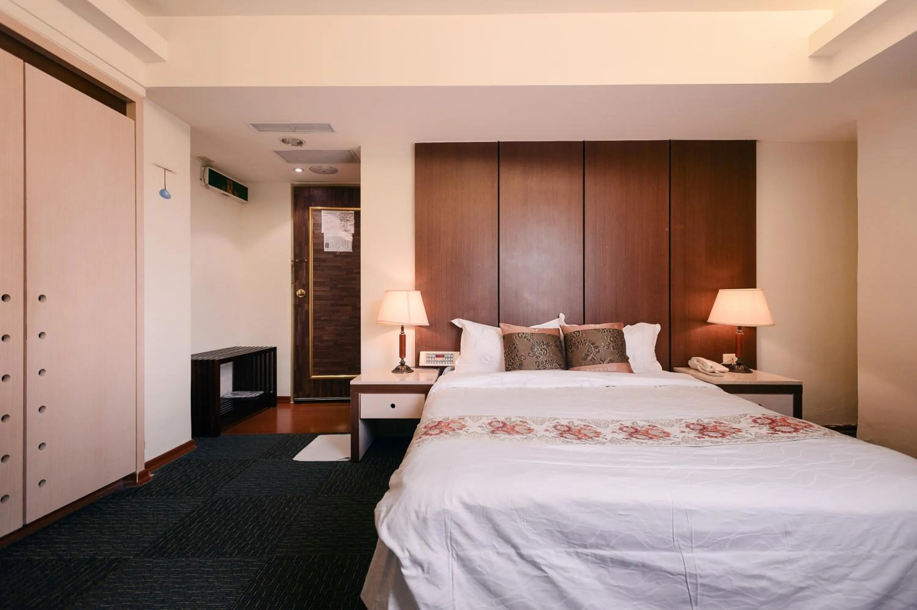 Photo of the whole room, Bed in Waugh Den Business Hotel