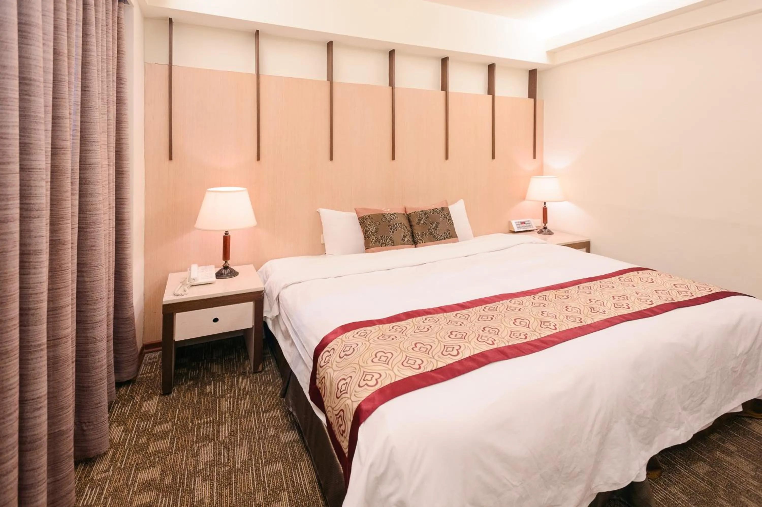 Photo of the whole room, Bed in Waugh Den Business Hotel