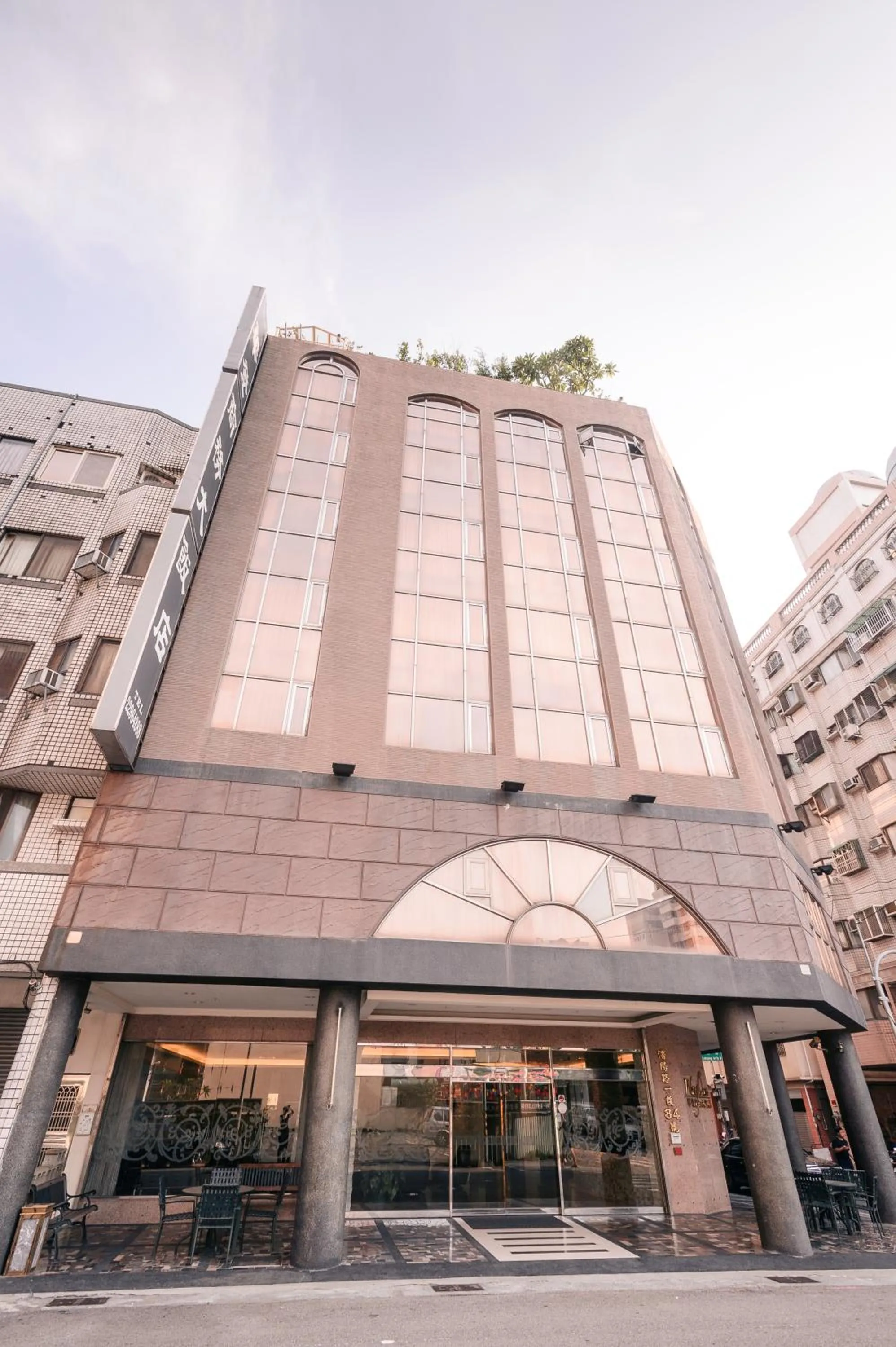 Facade/entrance in Waugh Den Business Hotel