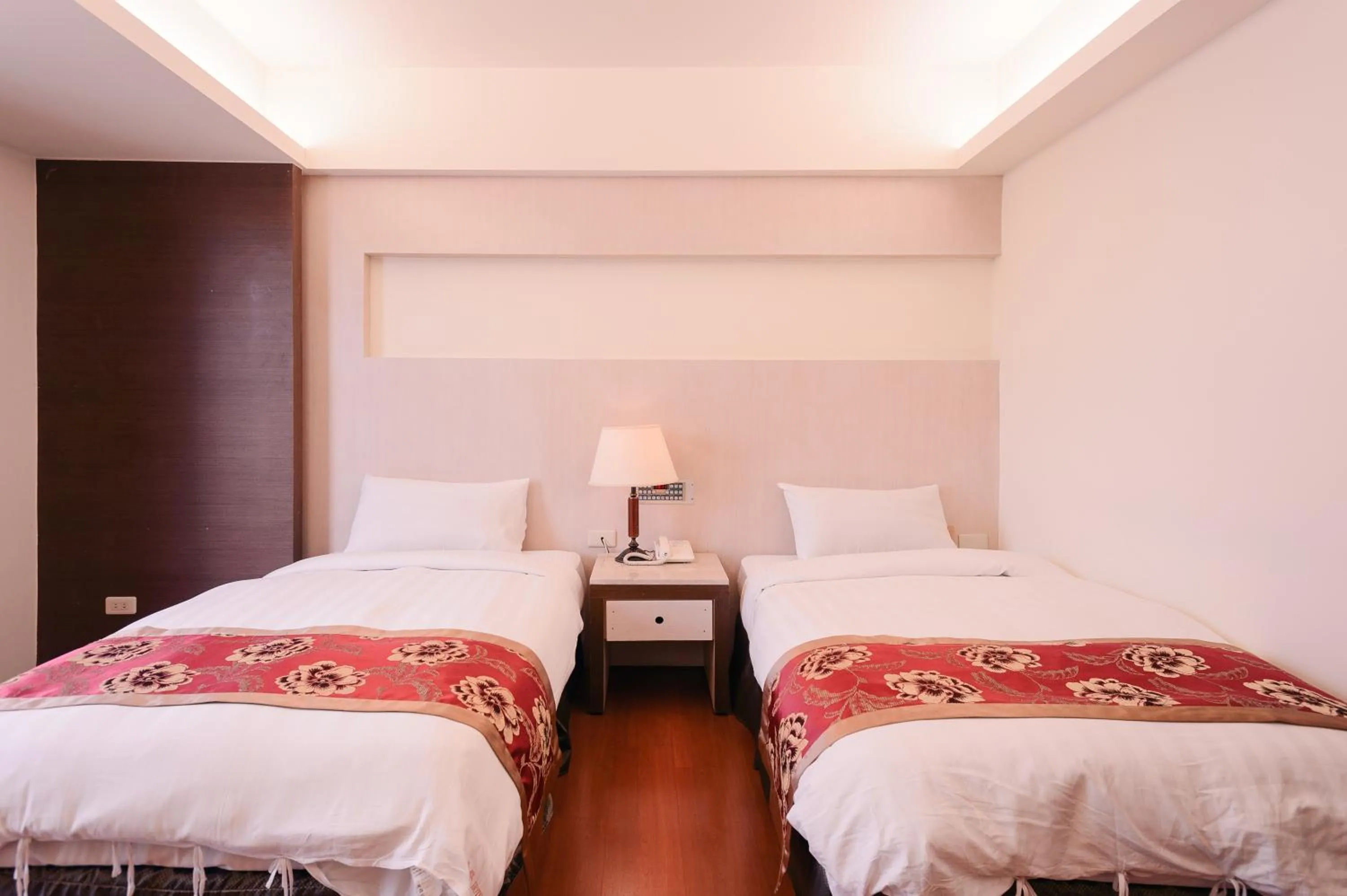 Photo of the whole room, Bed in Waugh Den Business Hotel