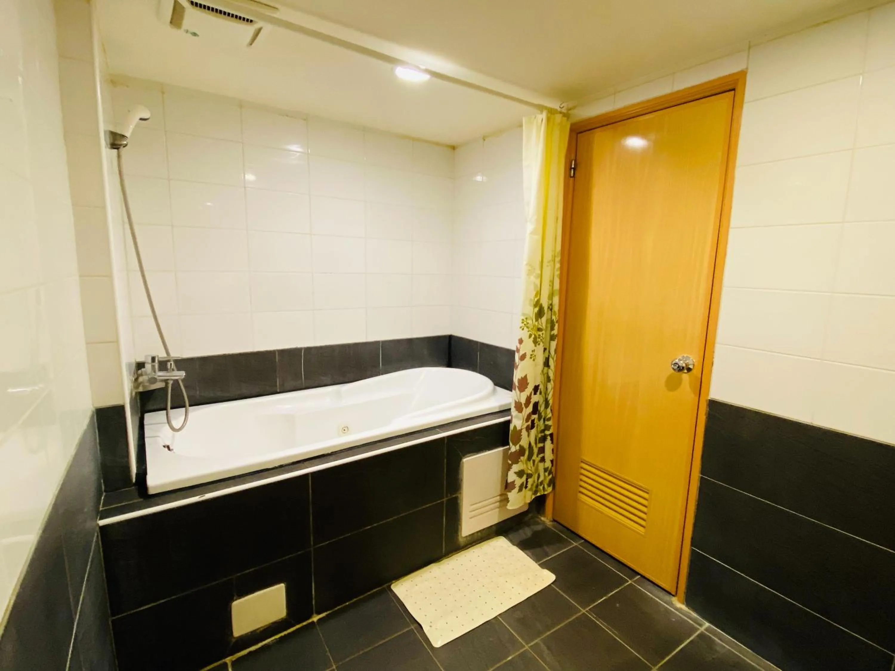 Bathroom in Waugh Den Business Hotel