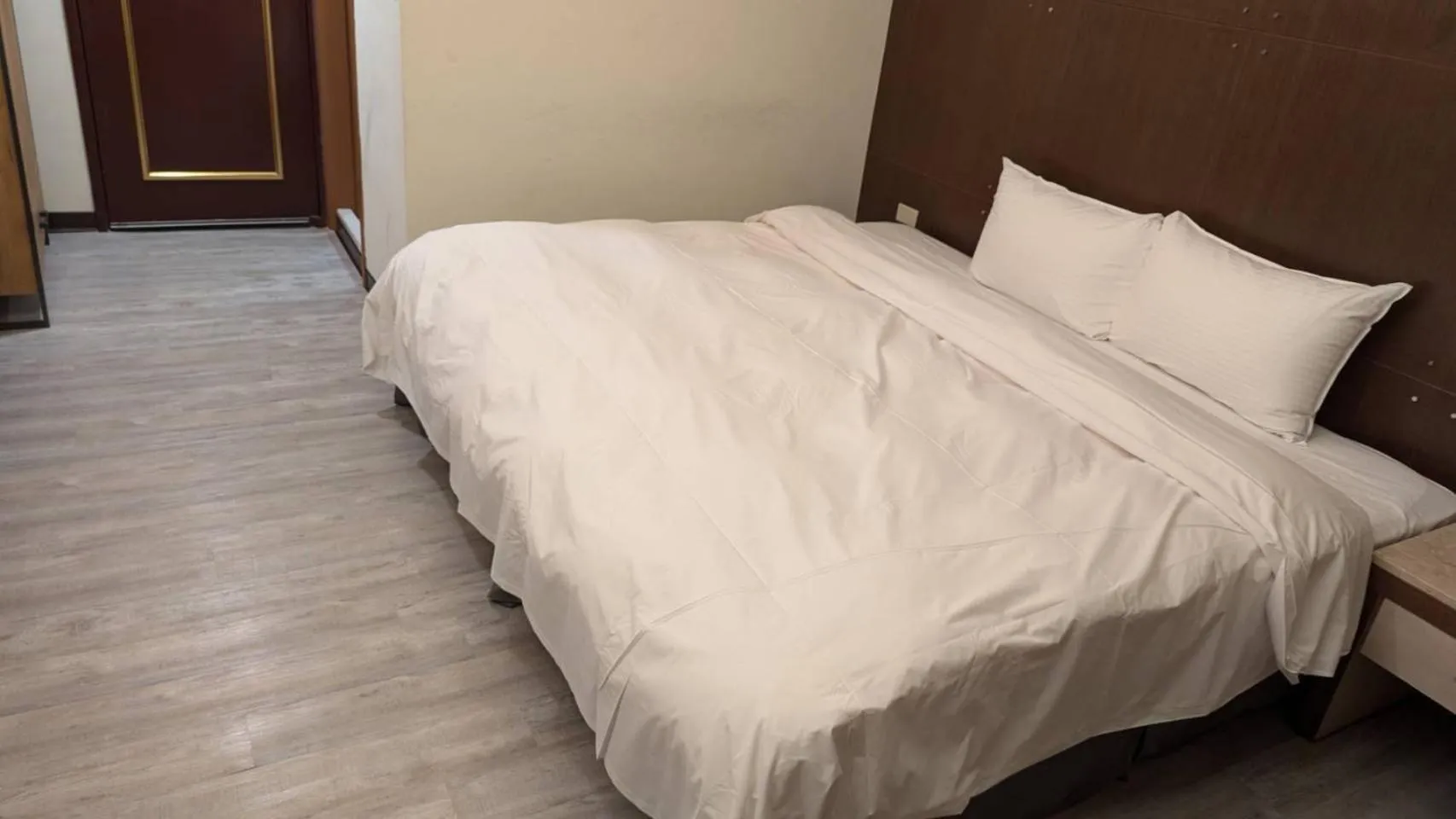 Bed in Waugh Den Business Hotel