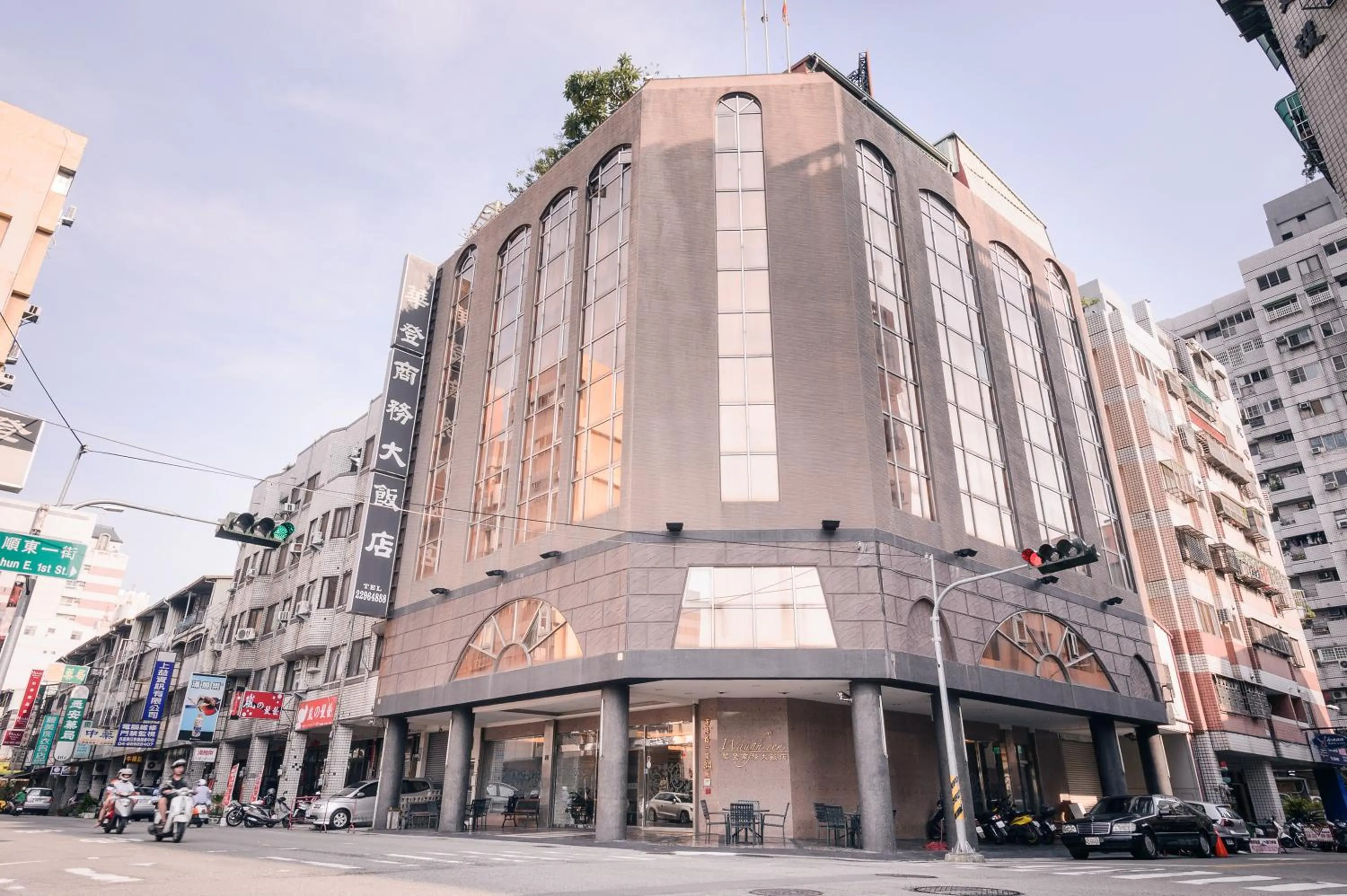 Facade/entrance in Waugh Den Business Hotel
