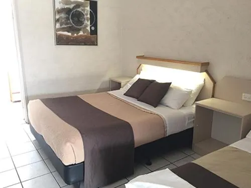 Bed in Mid City Motor Inn