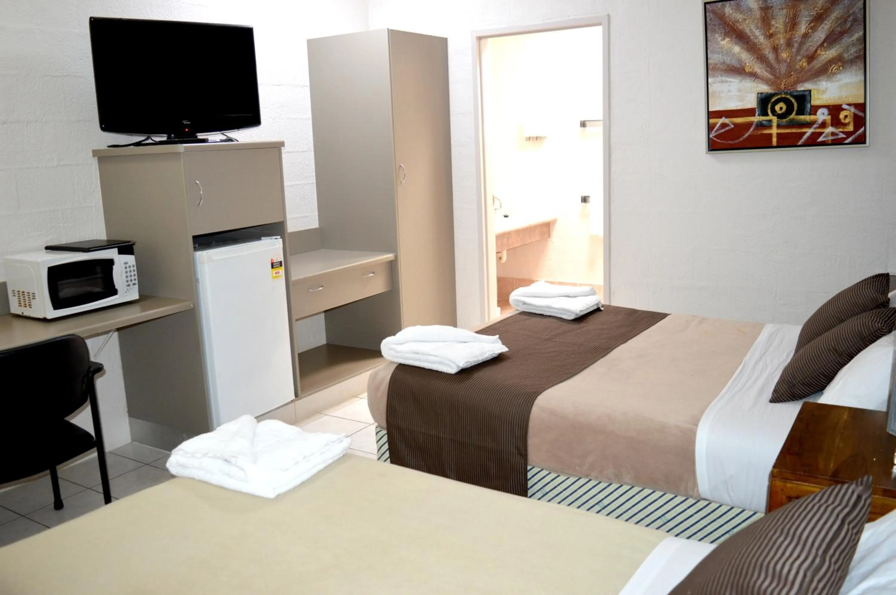 Bed in Mid City Motor Inn