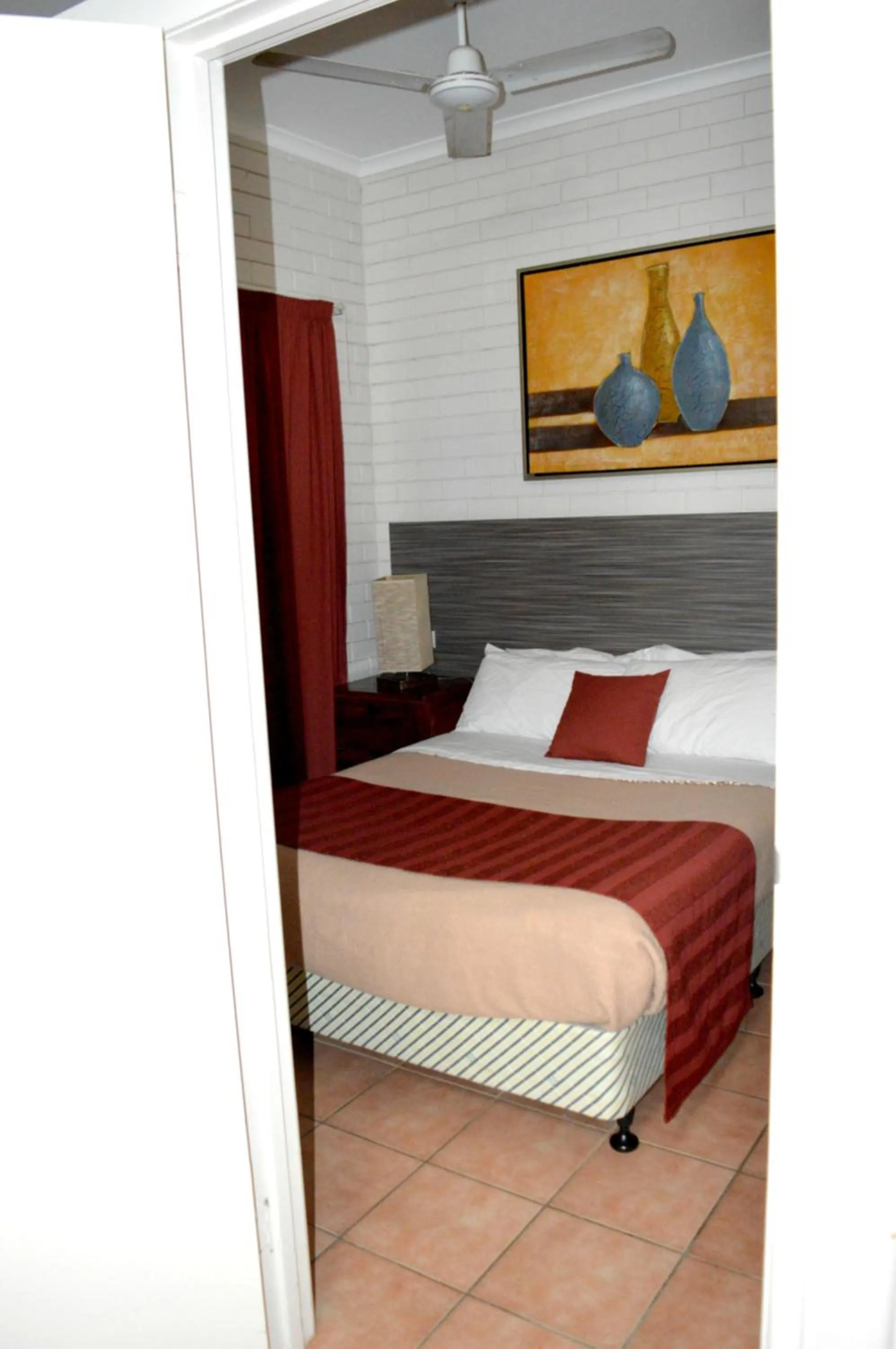 Bed in Mid City Motor Inn